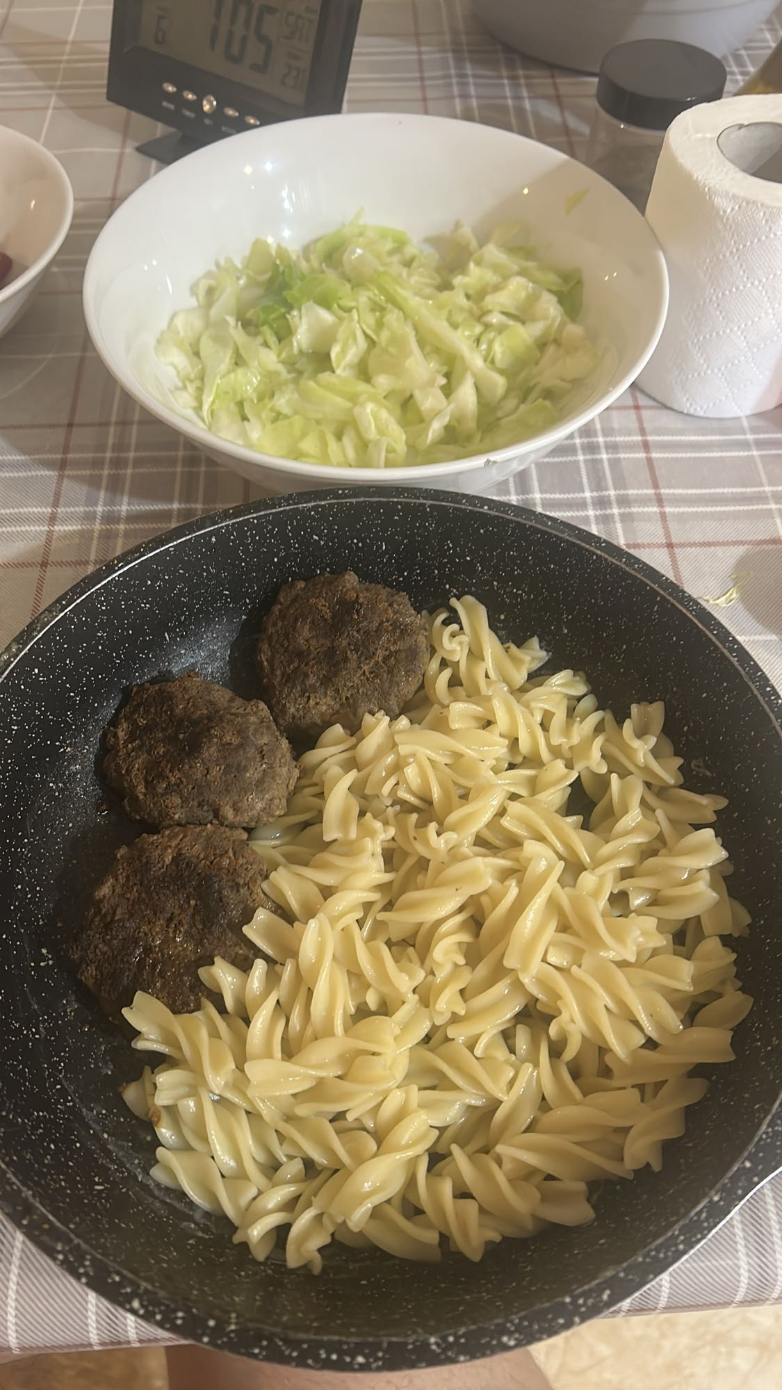 макароны с котлетами и капустой