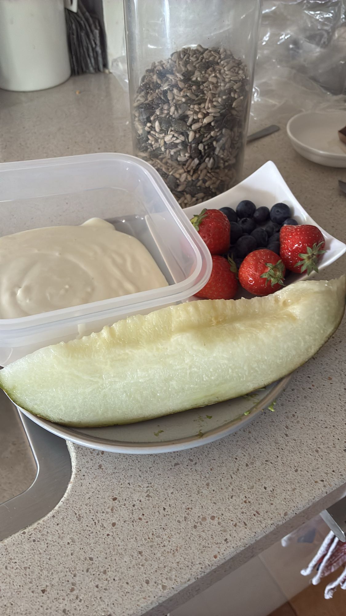 Yoghurt met fruit en zaden