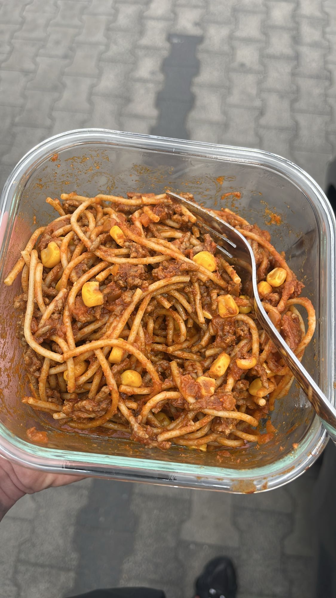 Spaghetti z mięsem i kukurydzą