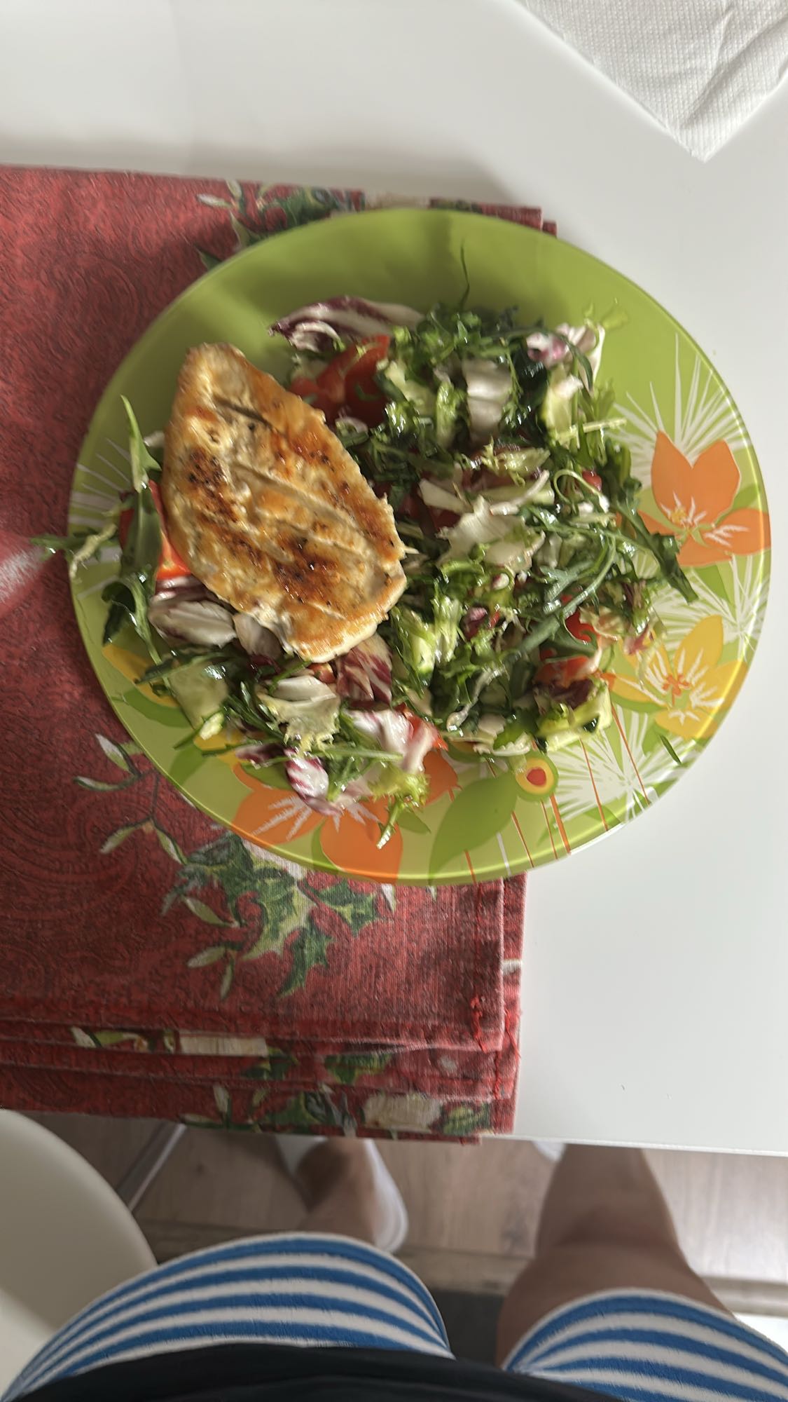 Piept de pui cu salată