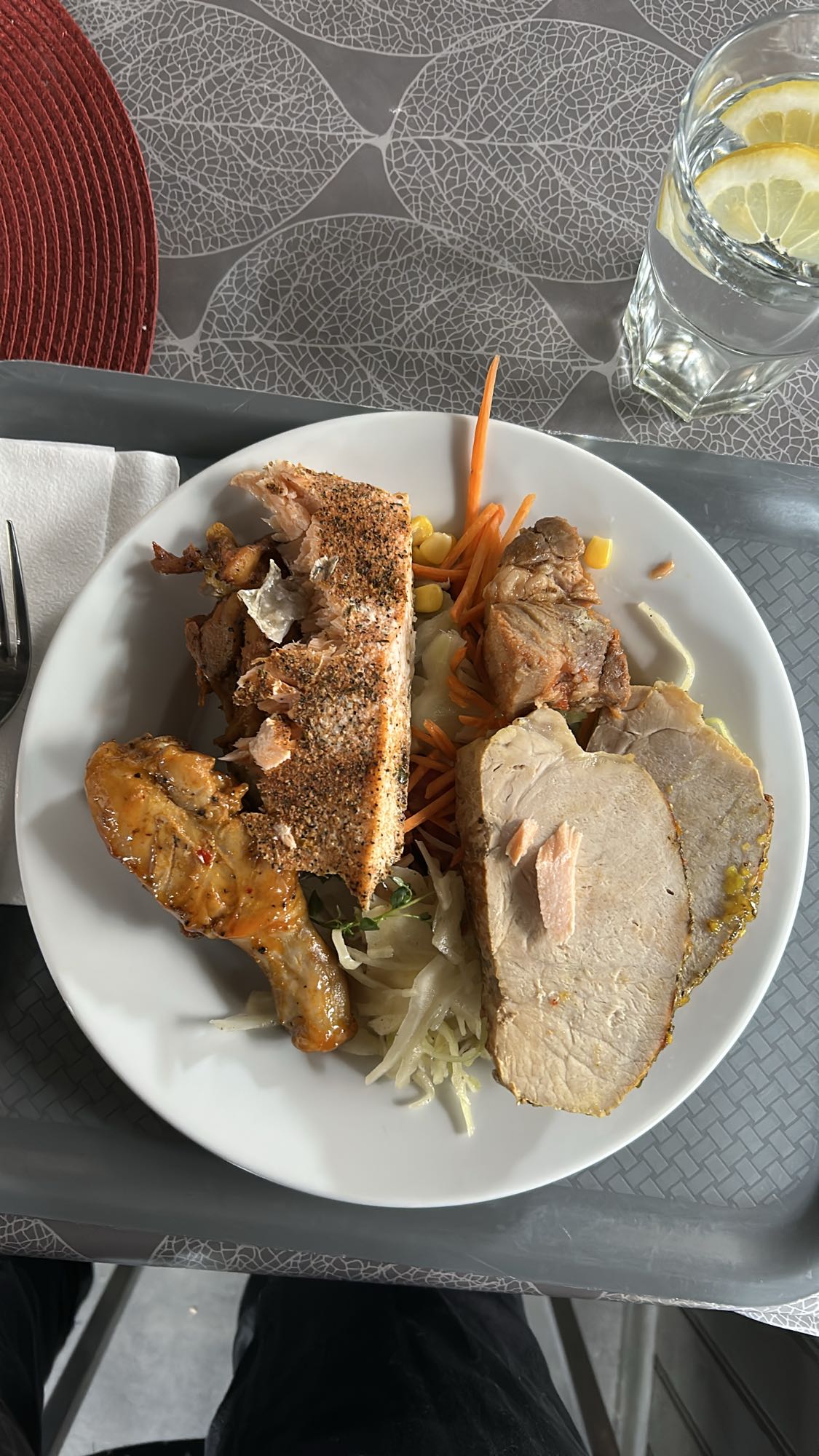 Blandad kötträtt med sallad