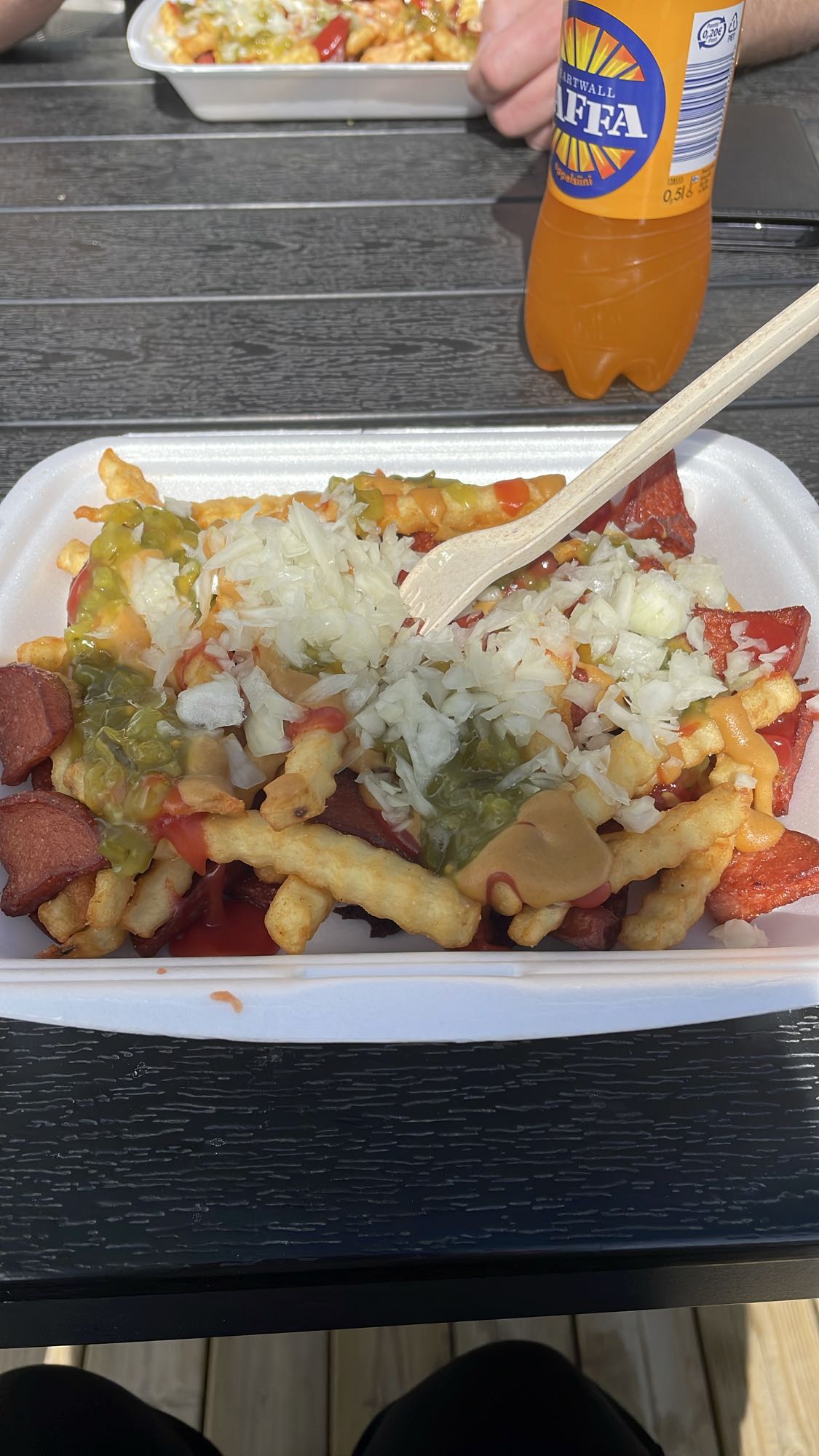 Korv med pommes och såser