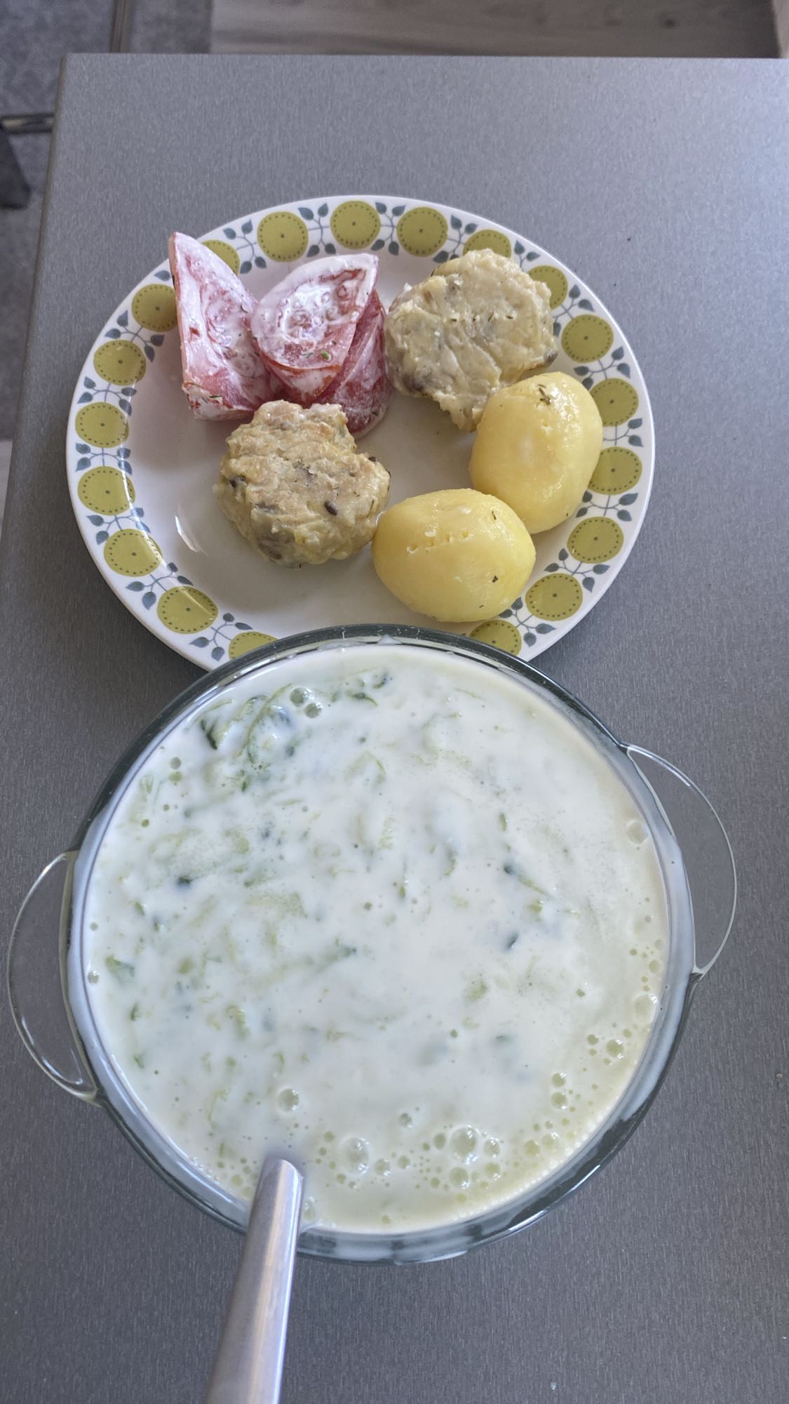 Chłodnik z kefiru i ogórka, pomidor z jogurtem, kotlety z kalafiora, ziemniaki