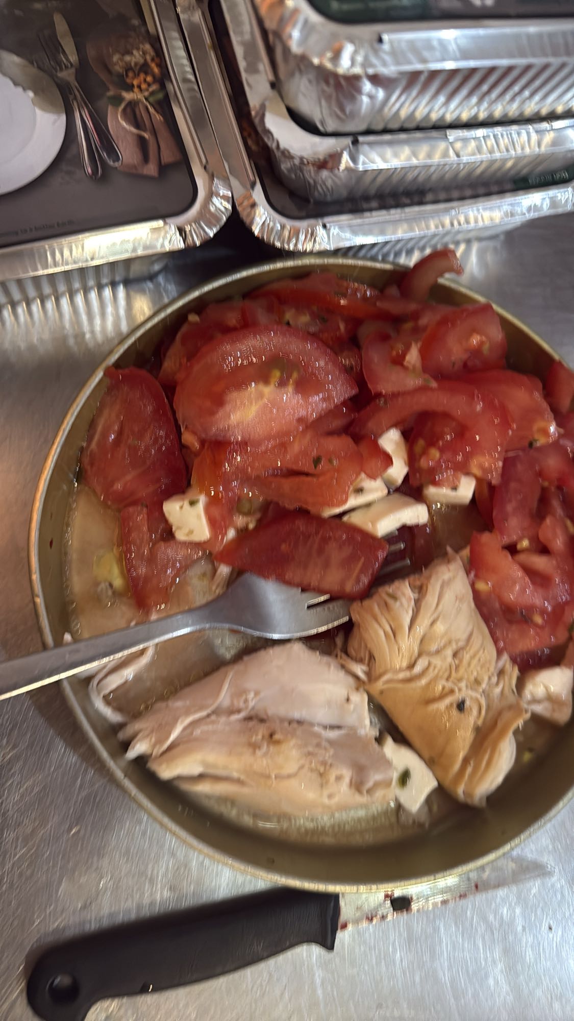 Pollo con tomate y queso