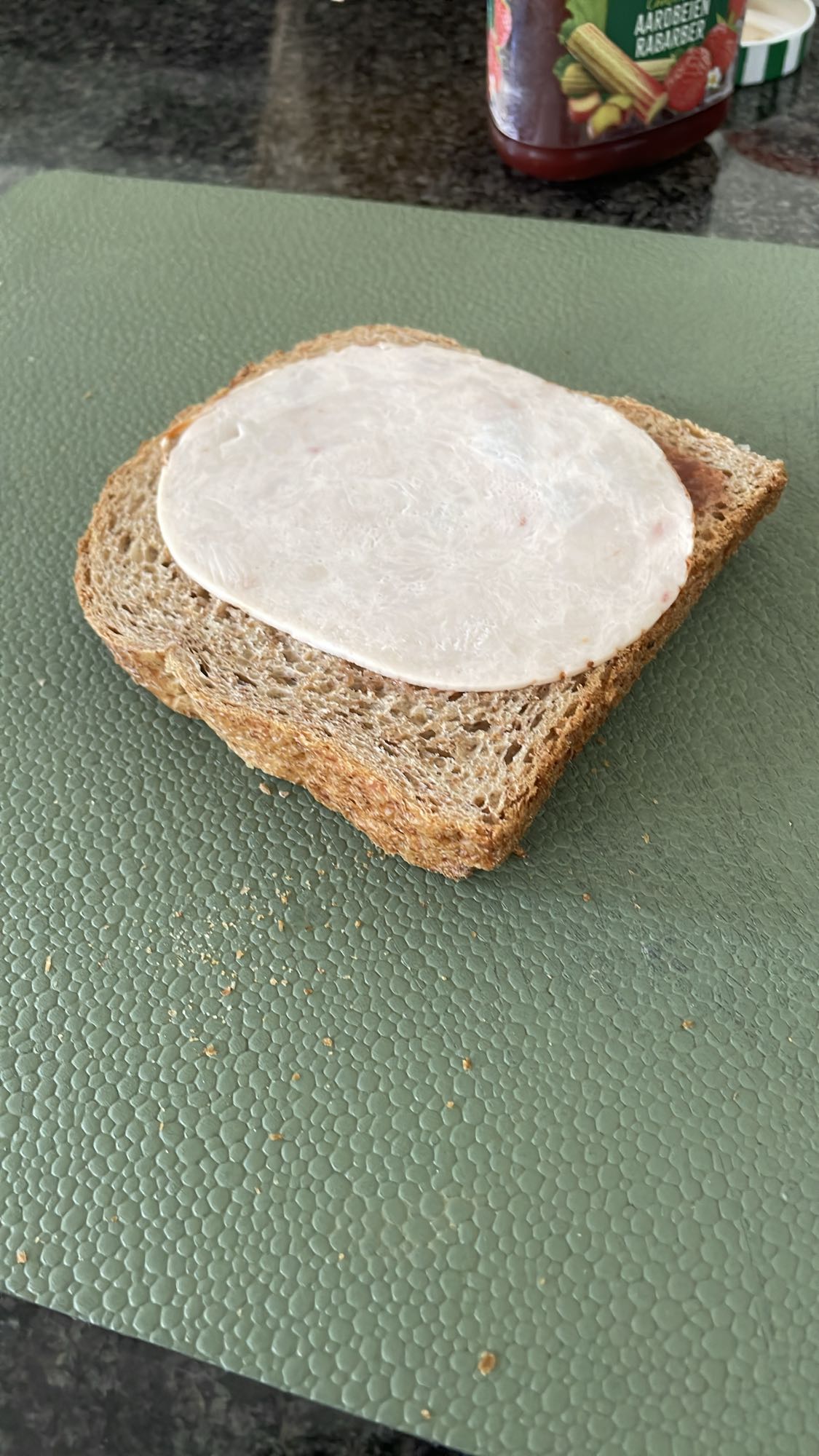 4 boterhammen met confituur en kipfilet