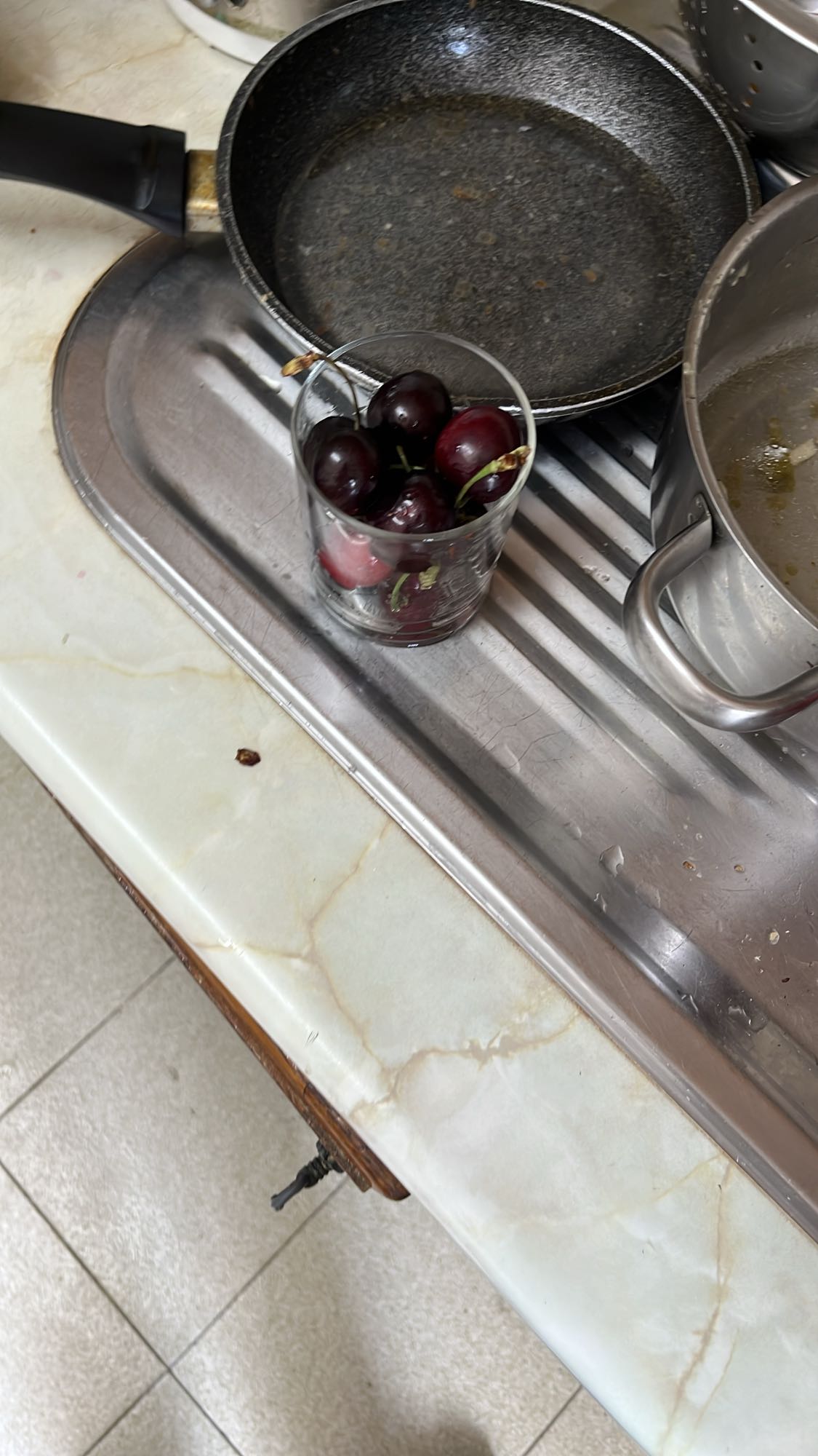 vaso de cerezas frescas