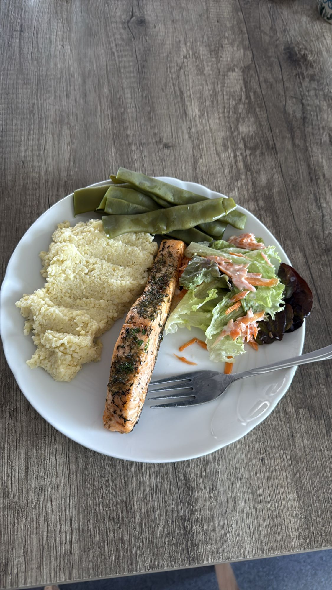 Łosoś z kaszą i sałatką