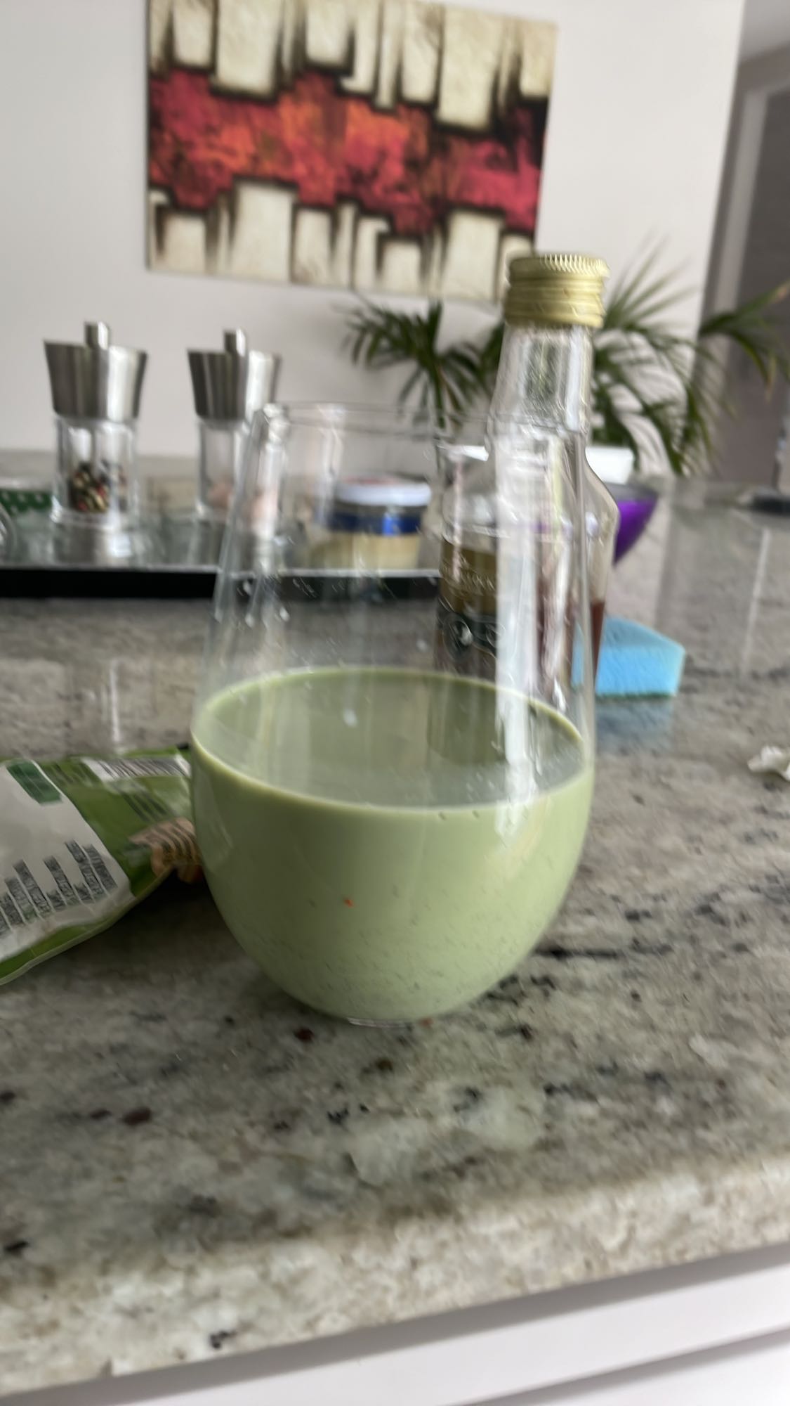 matcha latte z mlekiem, cynamonem i syropem pigwowym