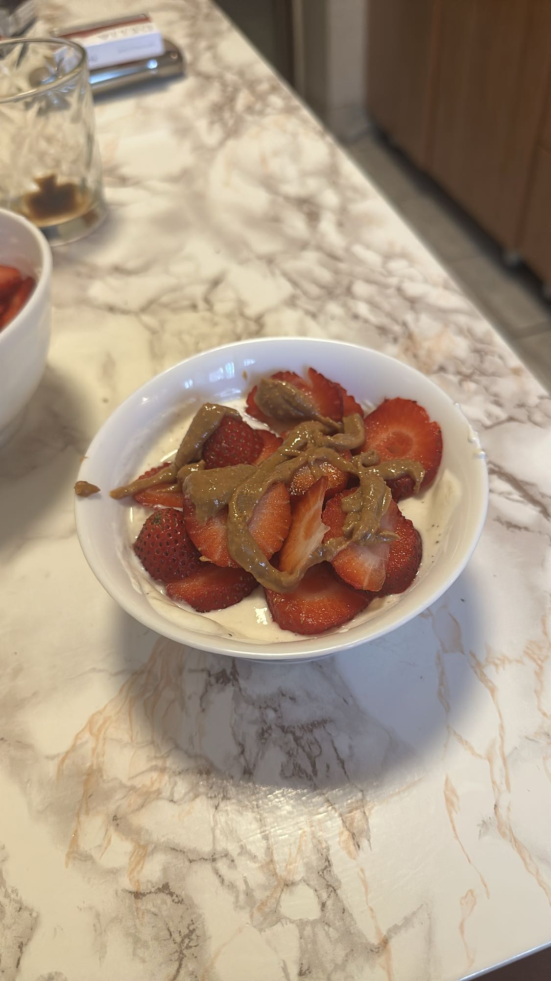 Iaurt cu căpșuni și unt de arahide