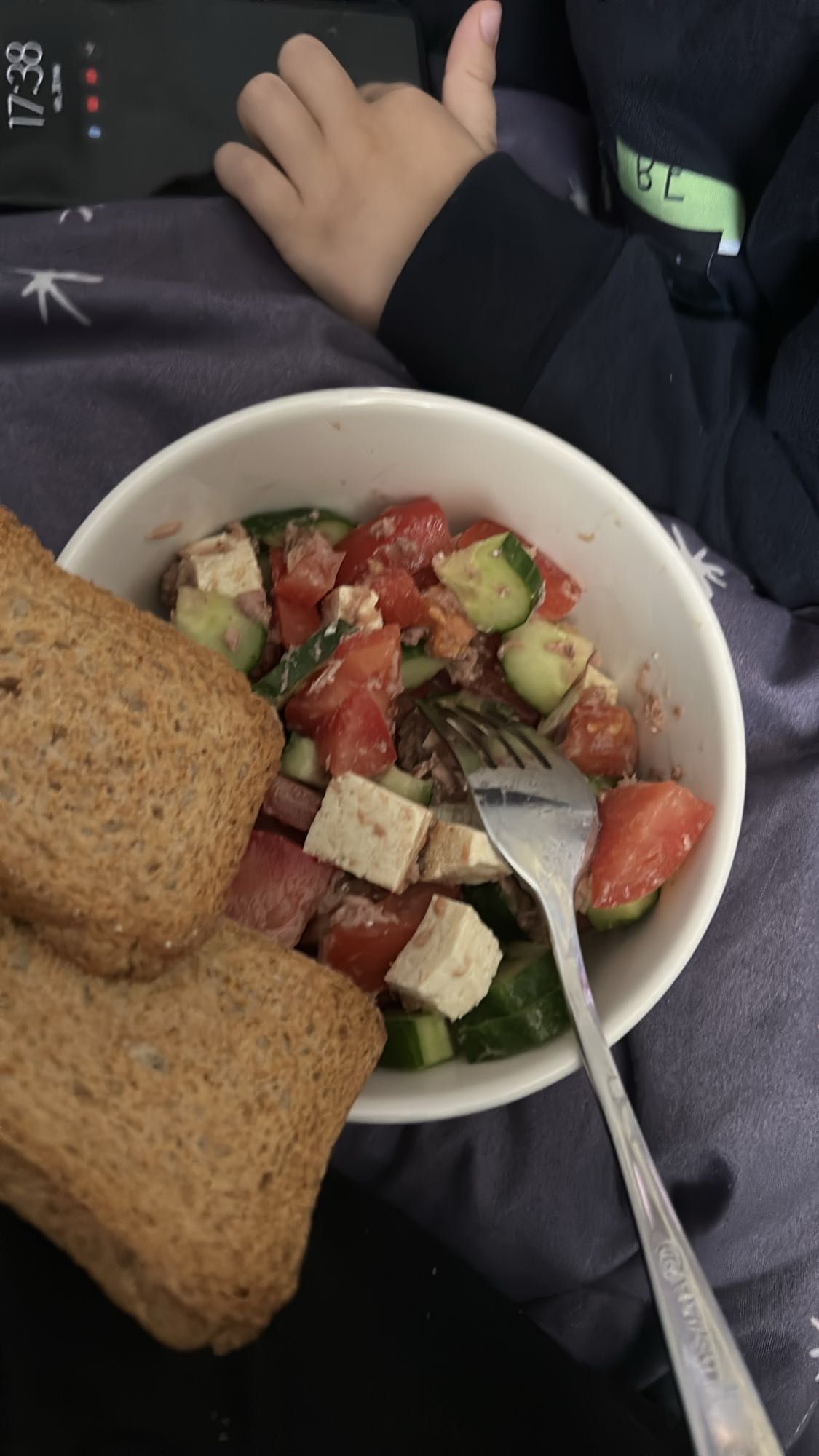 Salată cu brânză și pâine prăjită