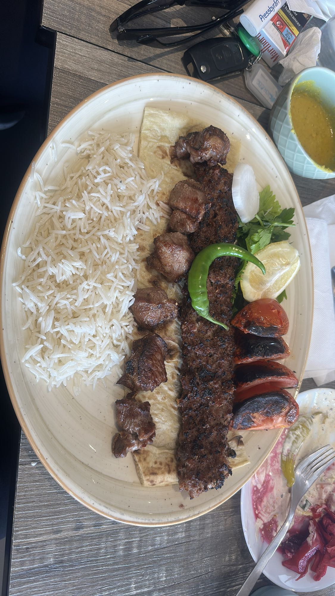 Kebab med ris och grönsaker