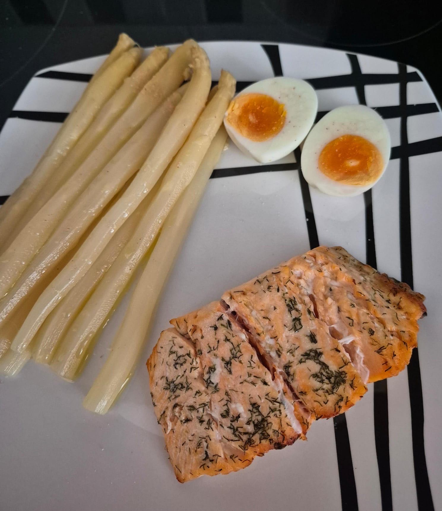 Salmón, espárragos y huevo