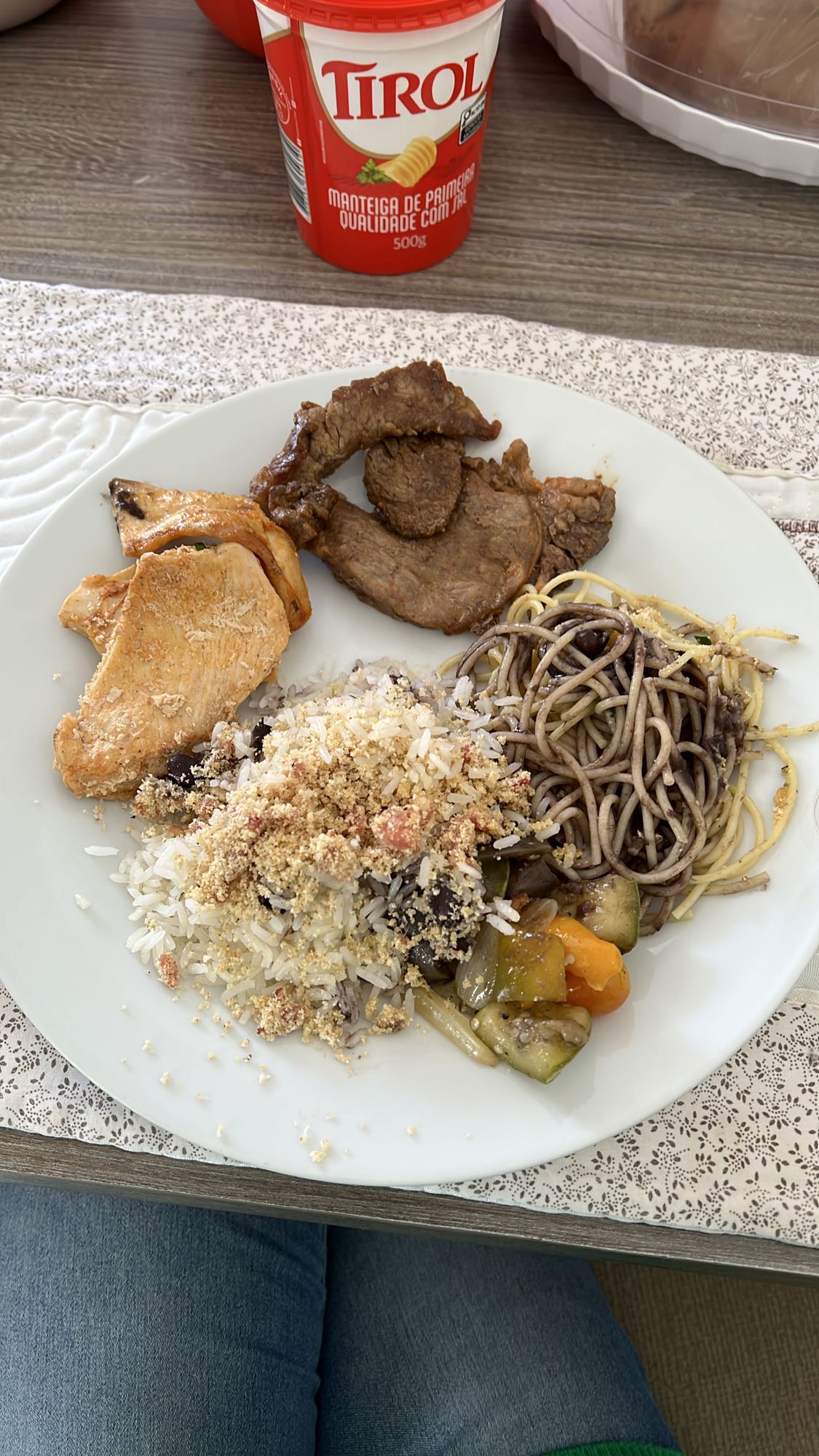 Prato com arroz e carnes