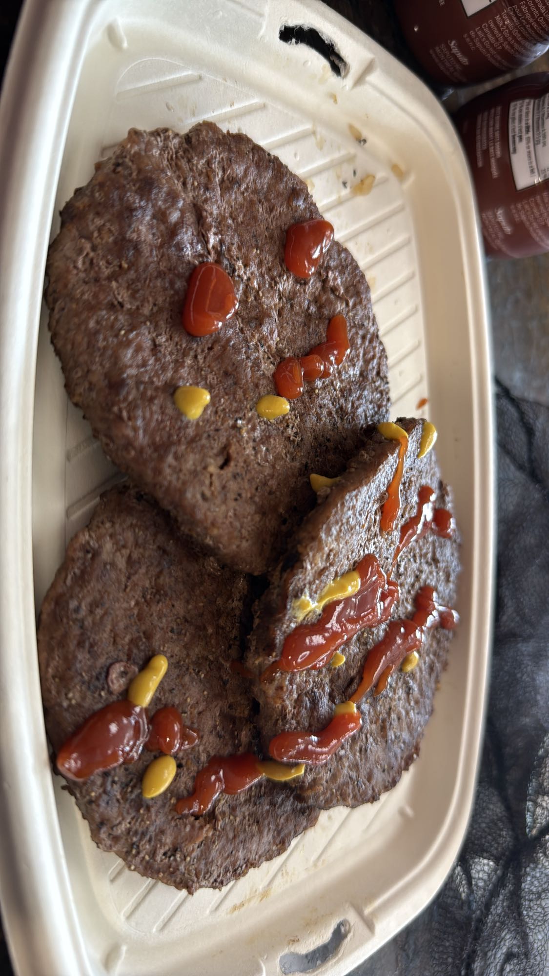 Galettes de boeuf avec sauces