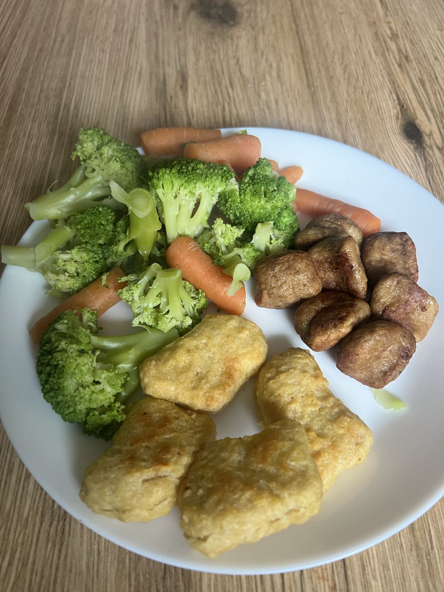 Nuggets, köttbullar, grönsaker