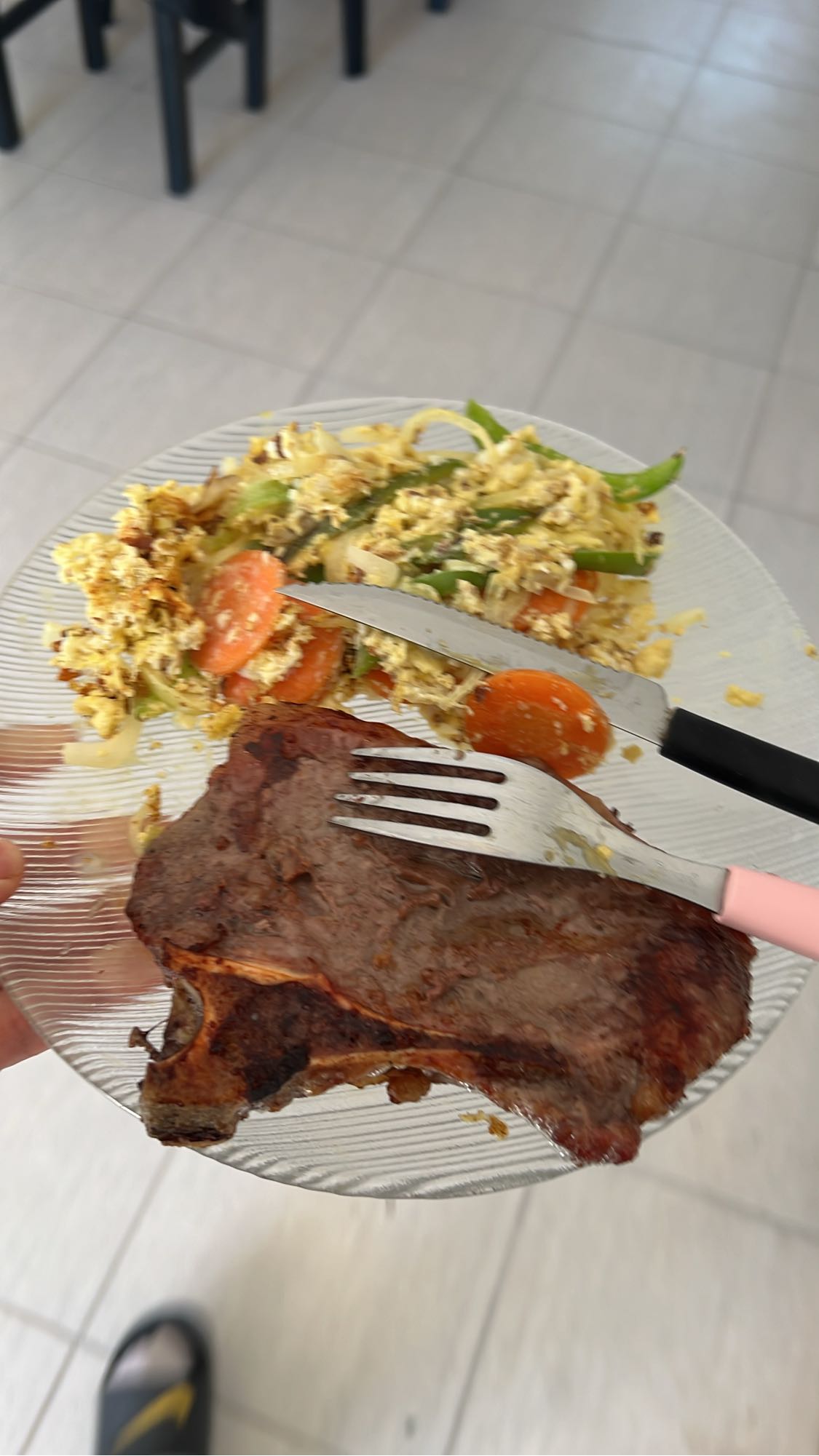 Bistec con verduras y huevo