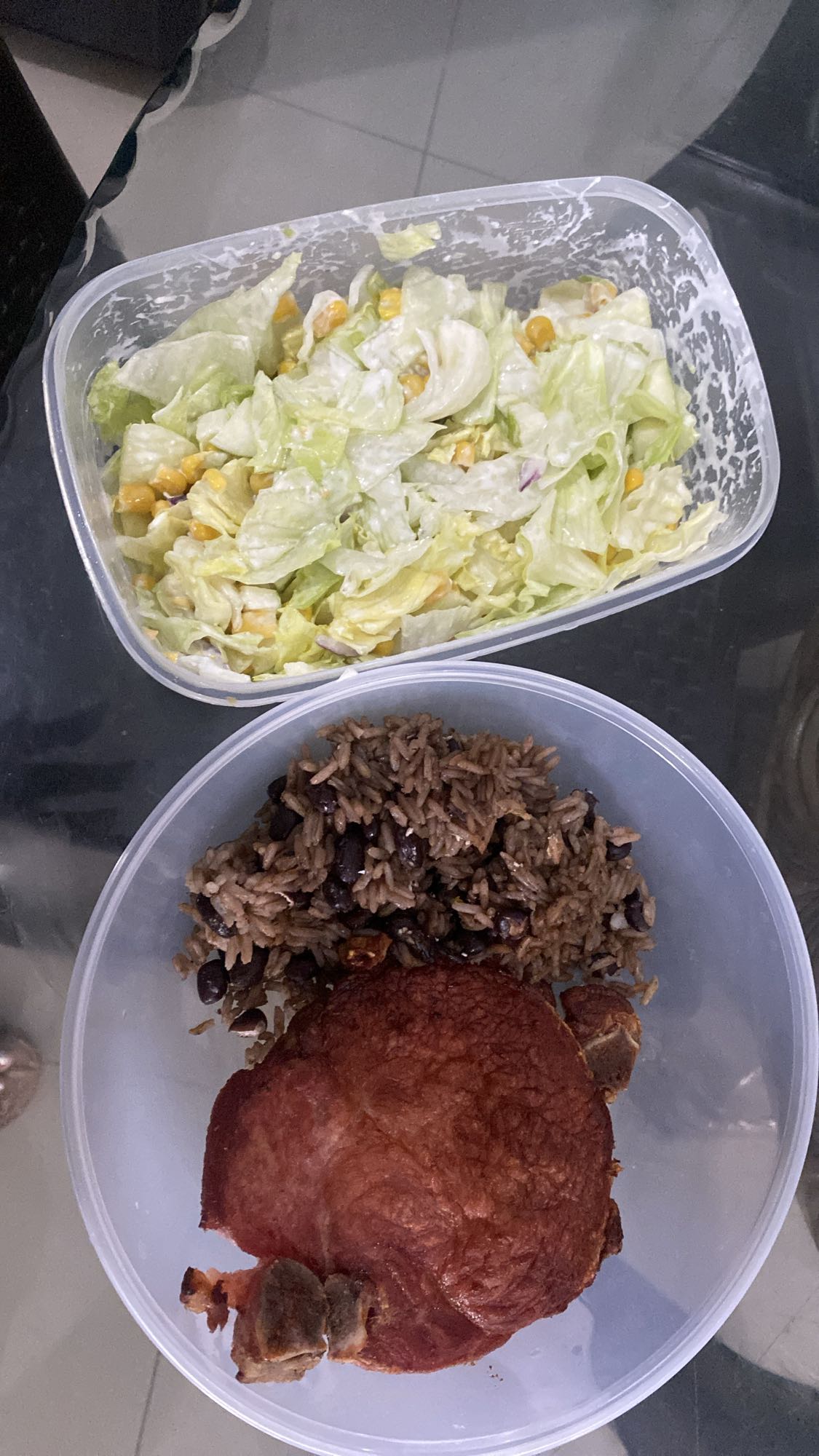 Arroz, cerdo y ensalada