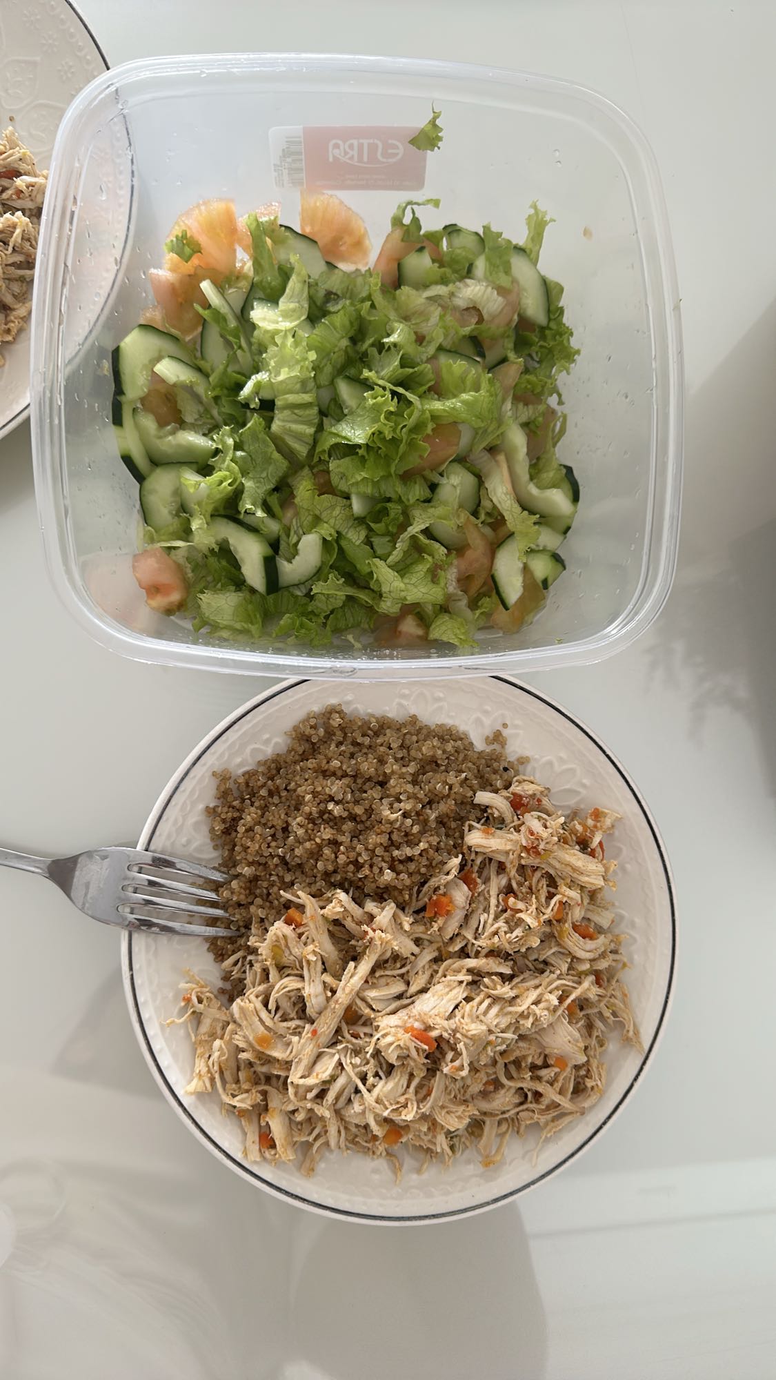Pollo con quinoa y ensalada