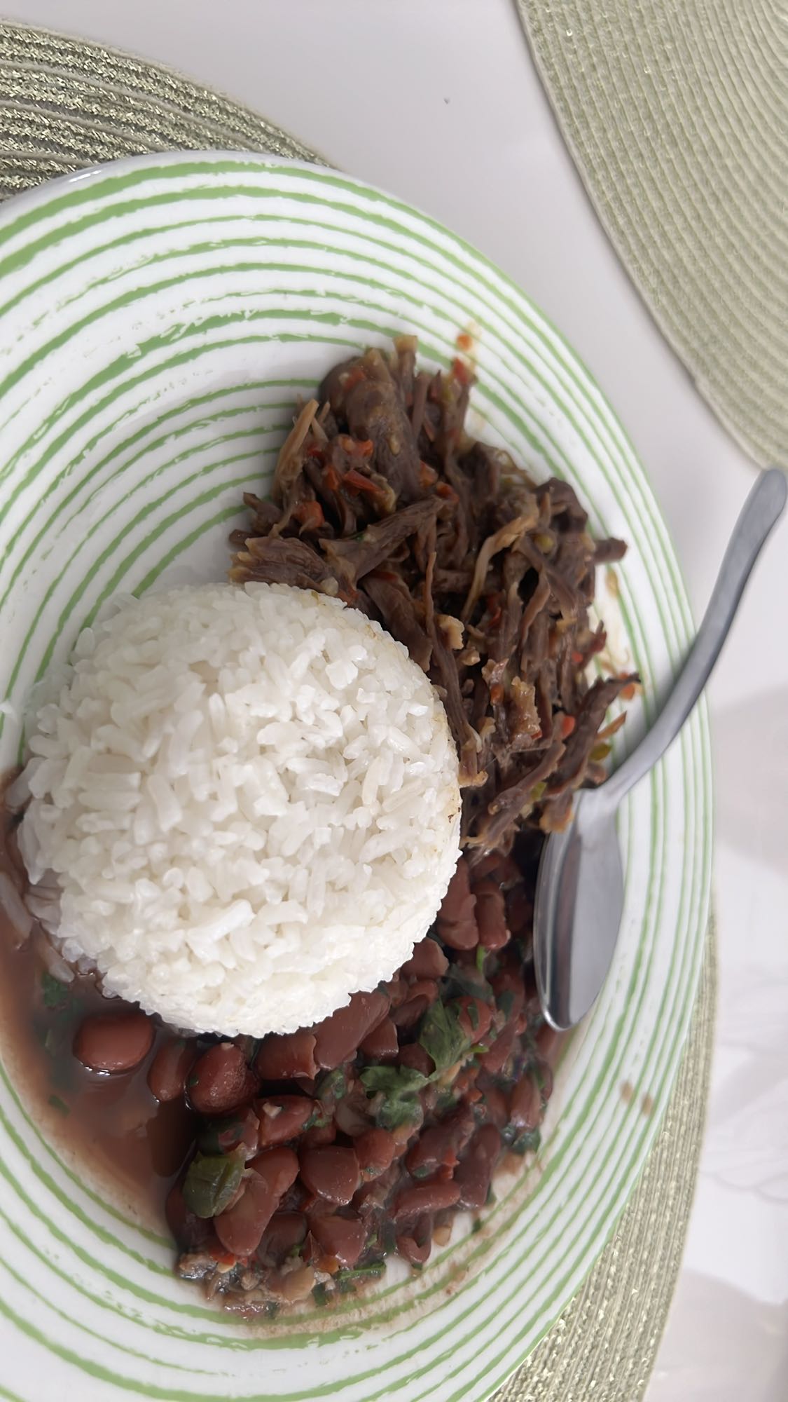 arroz, carne desmechada y frijoles