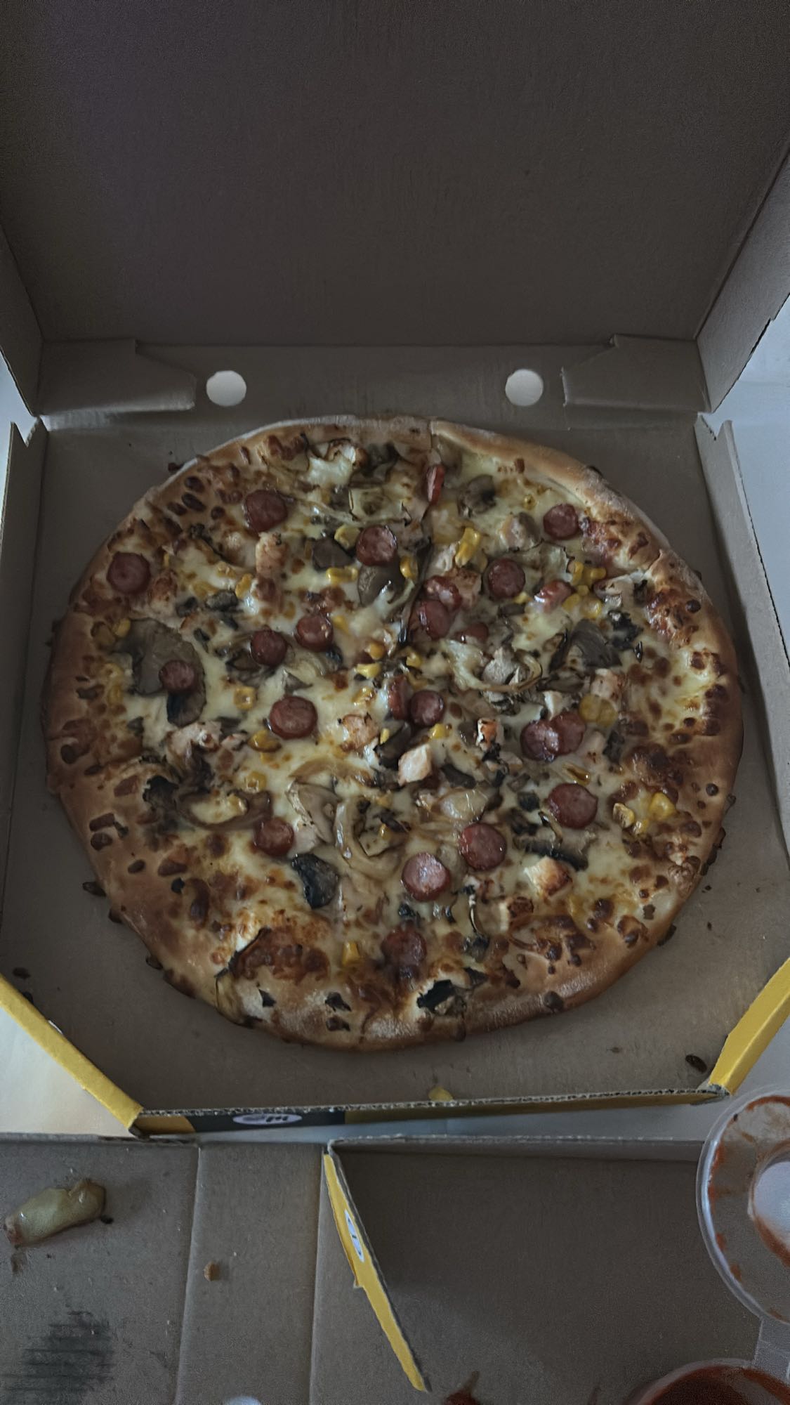 Pizza cu cârnați și legume