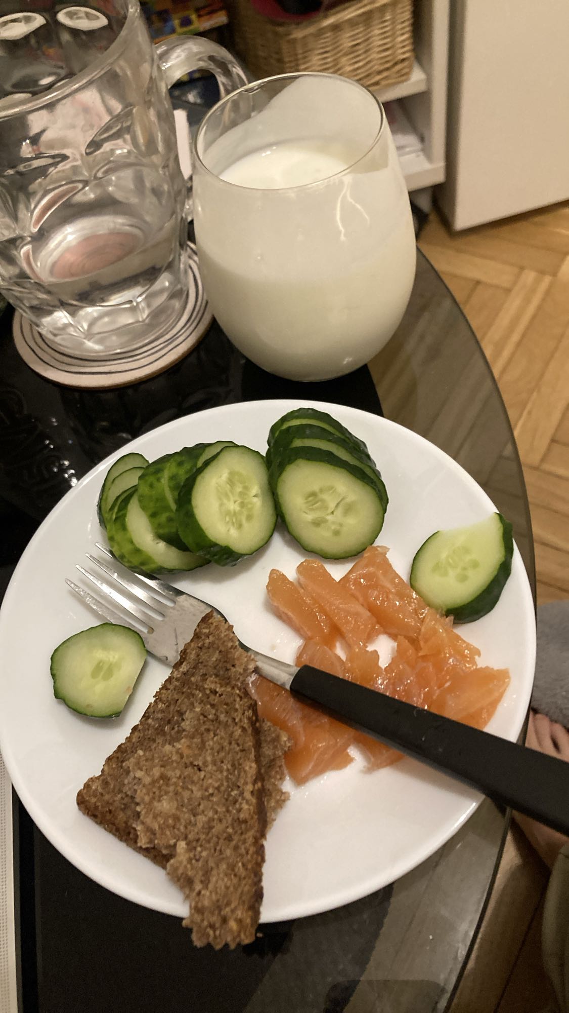 Salmon rye snack plate