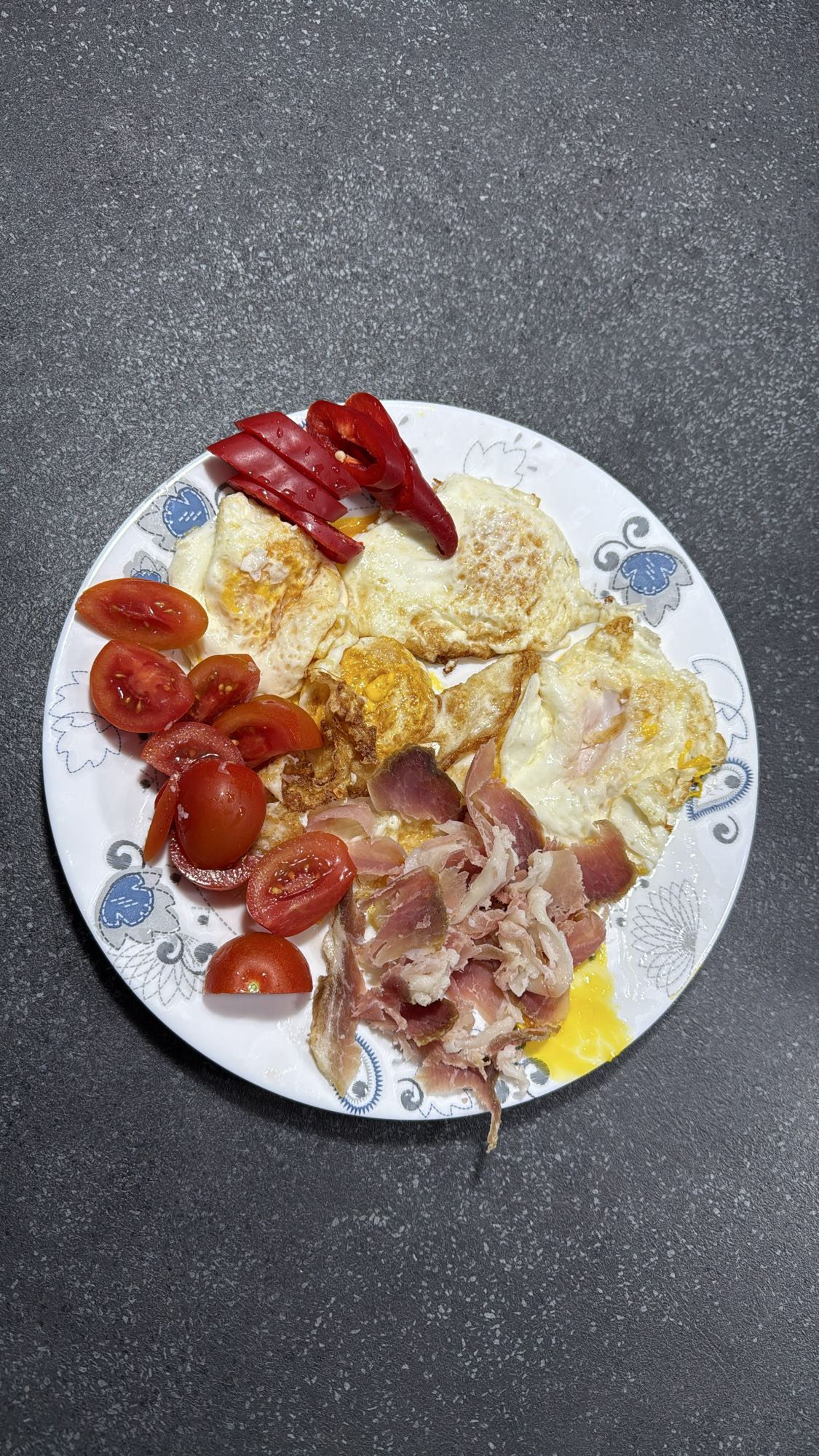 Mic dejun cu ouă și șuncă
