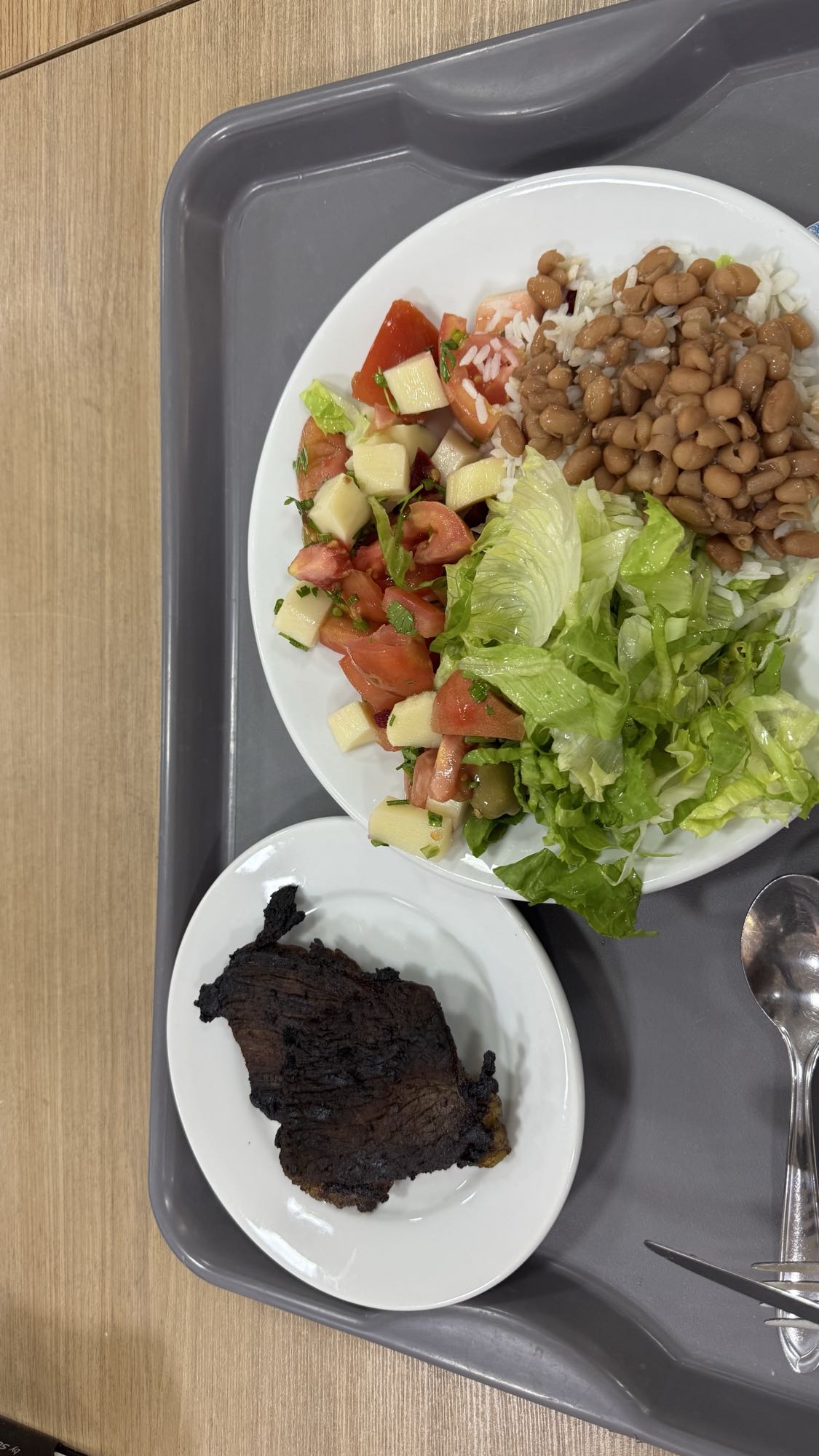 Arroz, feijão, salada e carne