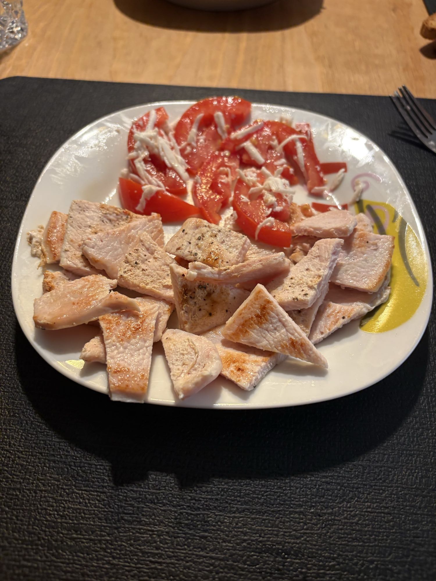 Pechuga y ensalada de tomate
