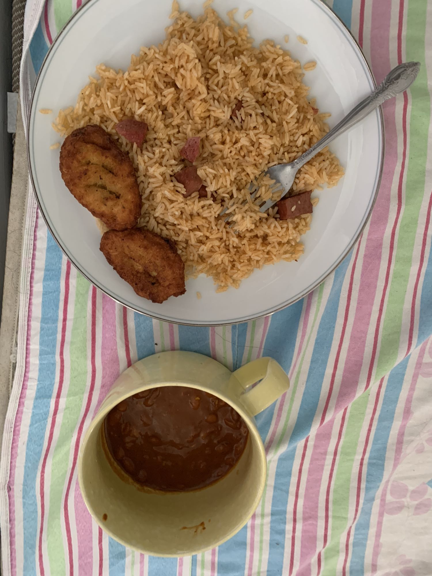 Arepitas de yuca con locrio de salami y habichuelas guisadas
