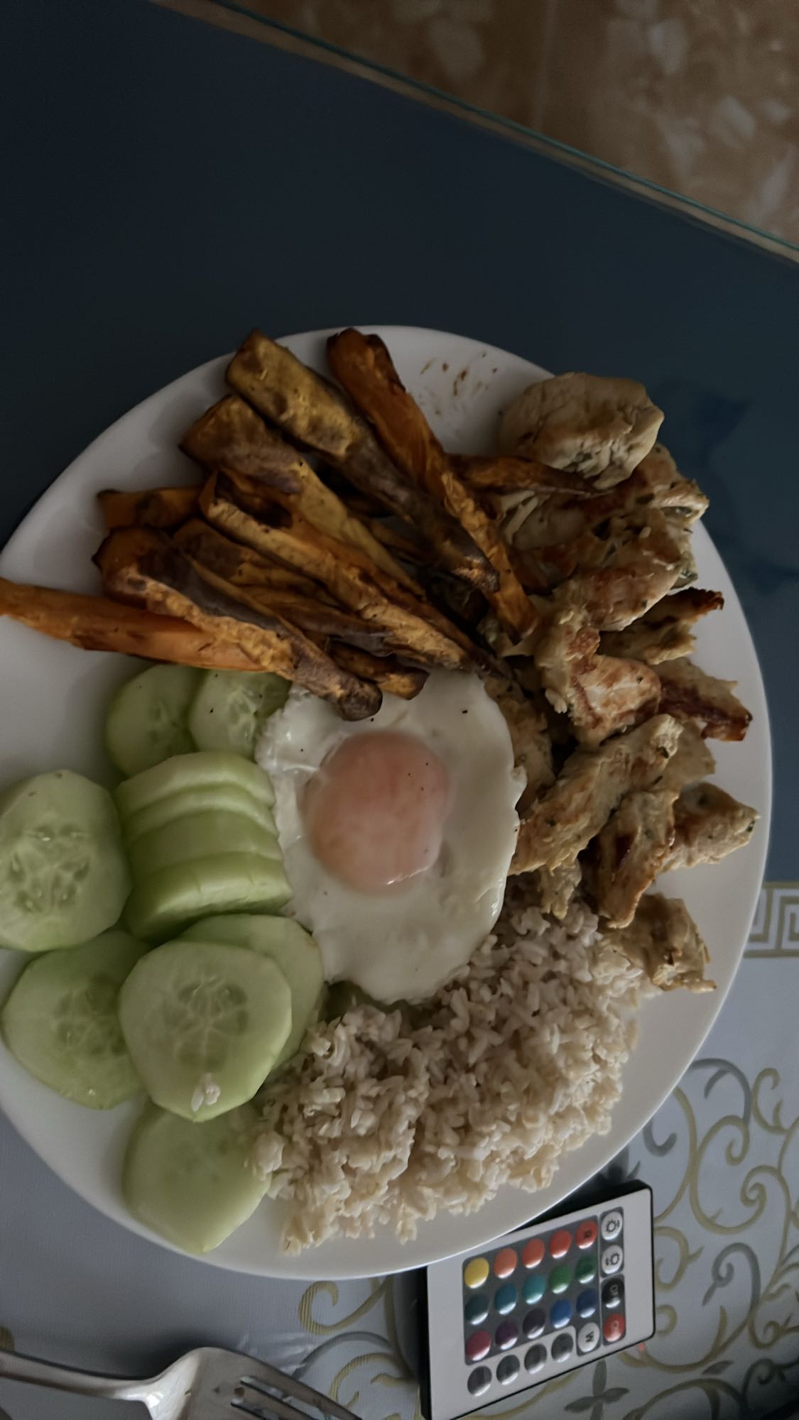 Plato saludable con pollo y huevo