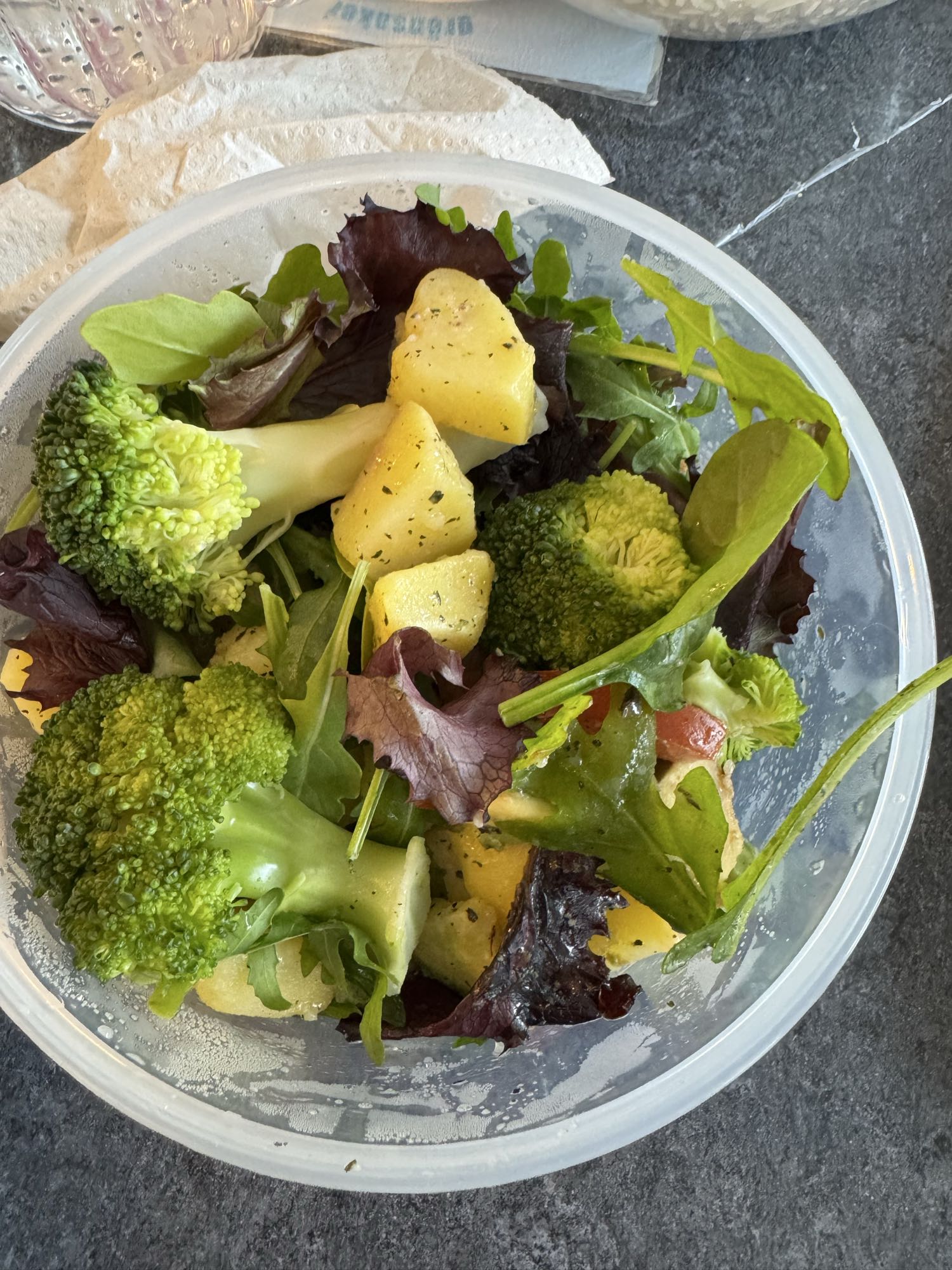 Broccoli och ananassallad