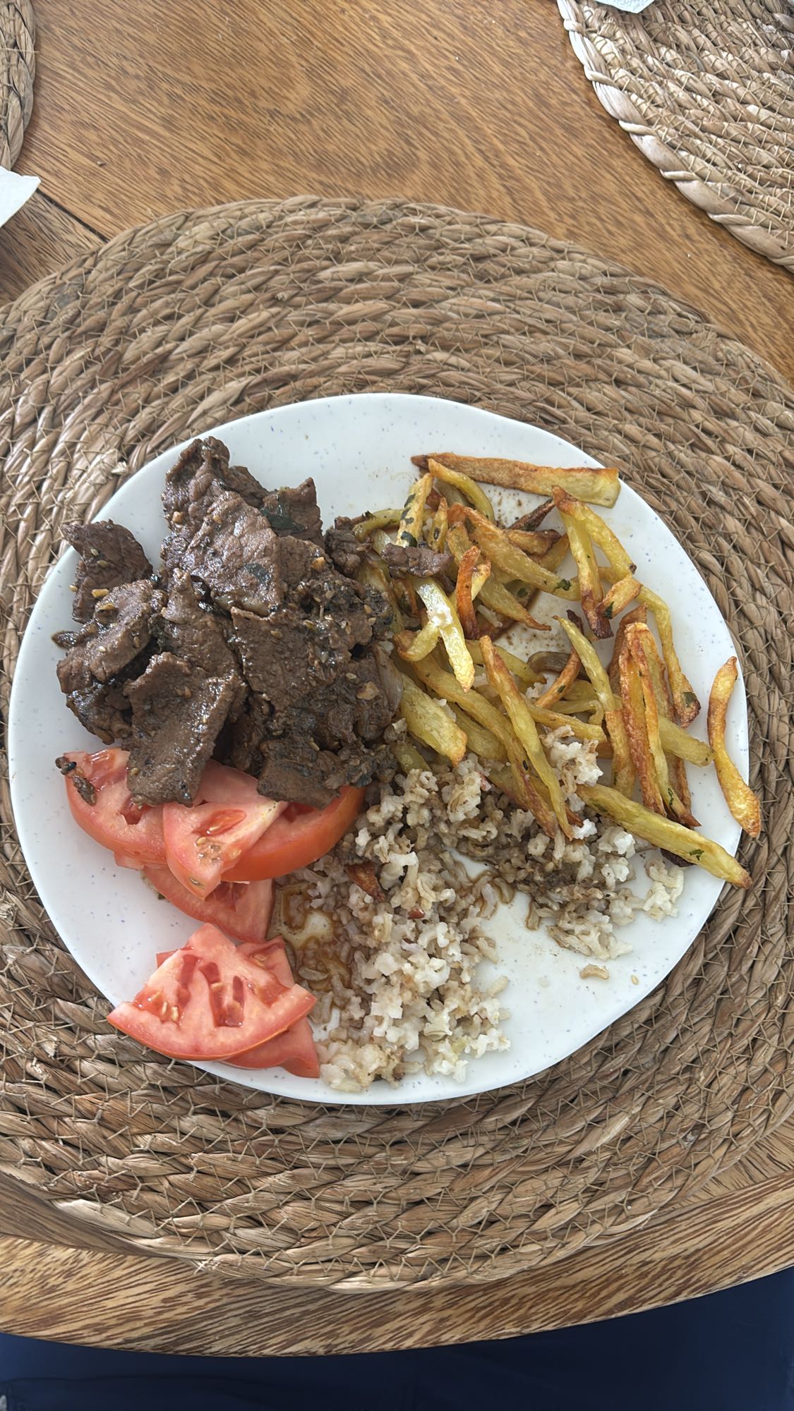 Carne con arroz, papas y tomate