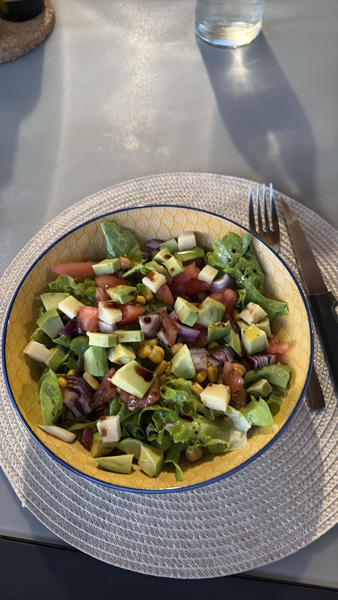 Salade fraîche avocat maïs