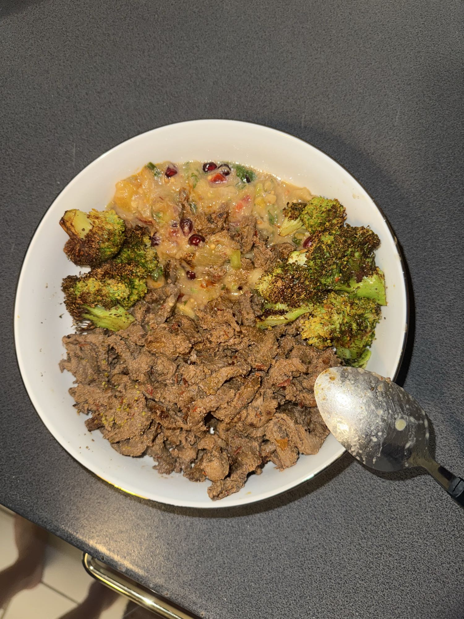 Gebratenes Rind-Fleisch Shawarma mit Auberginen-Dip, Granatapfel und geröstetem Brokkoli