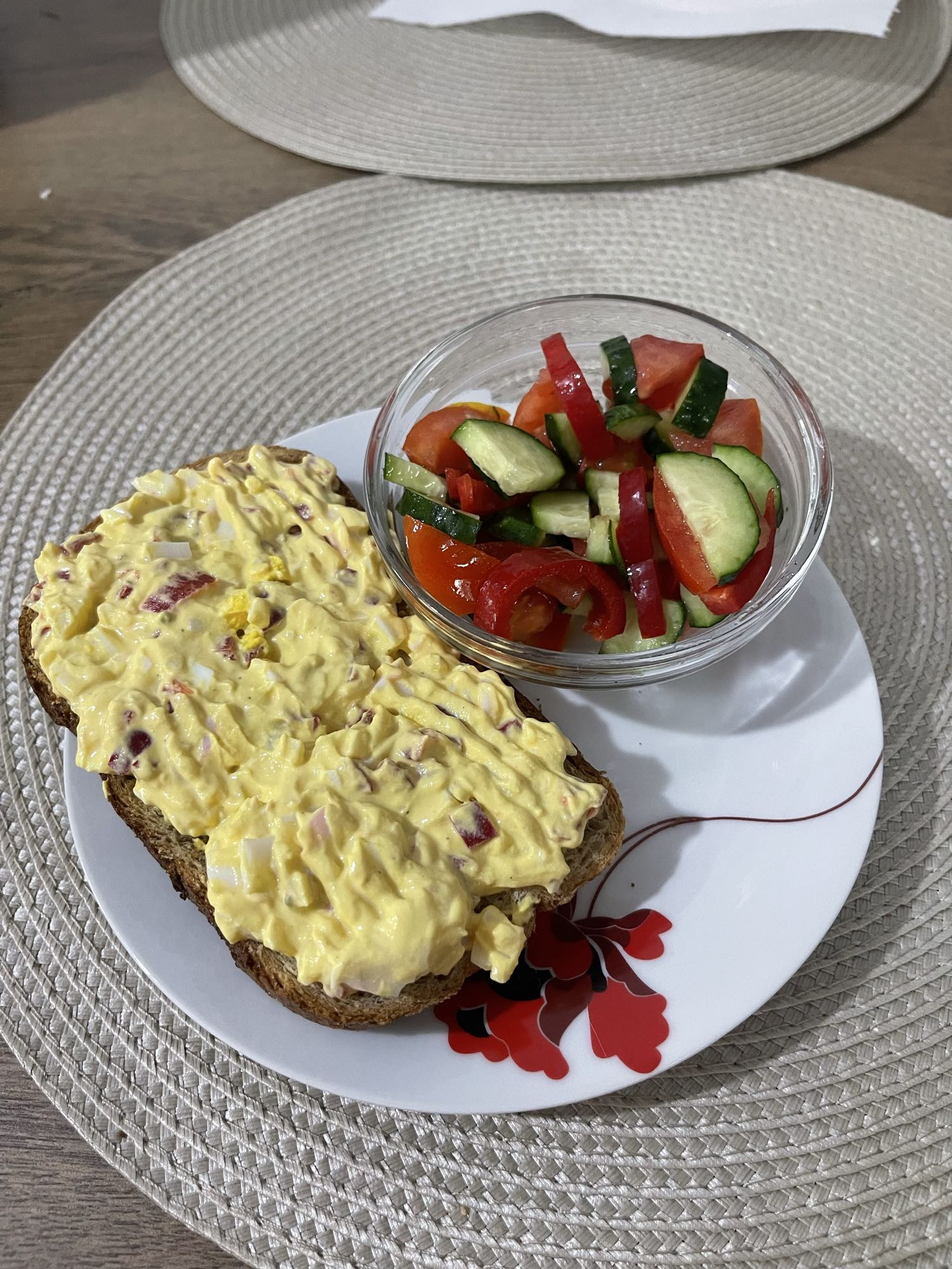 Sandviș cu salată de ou și legume