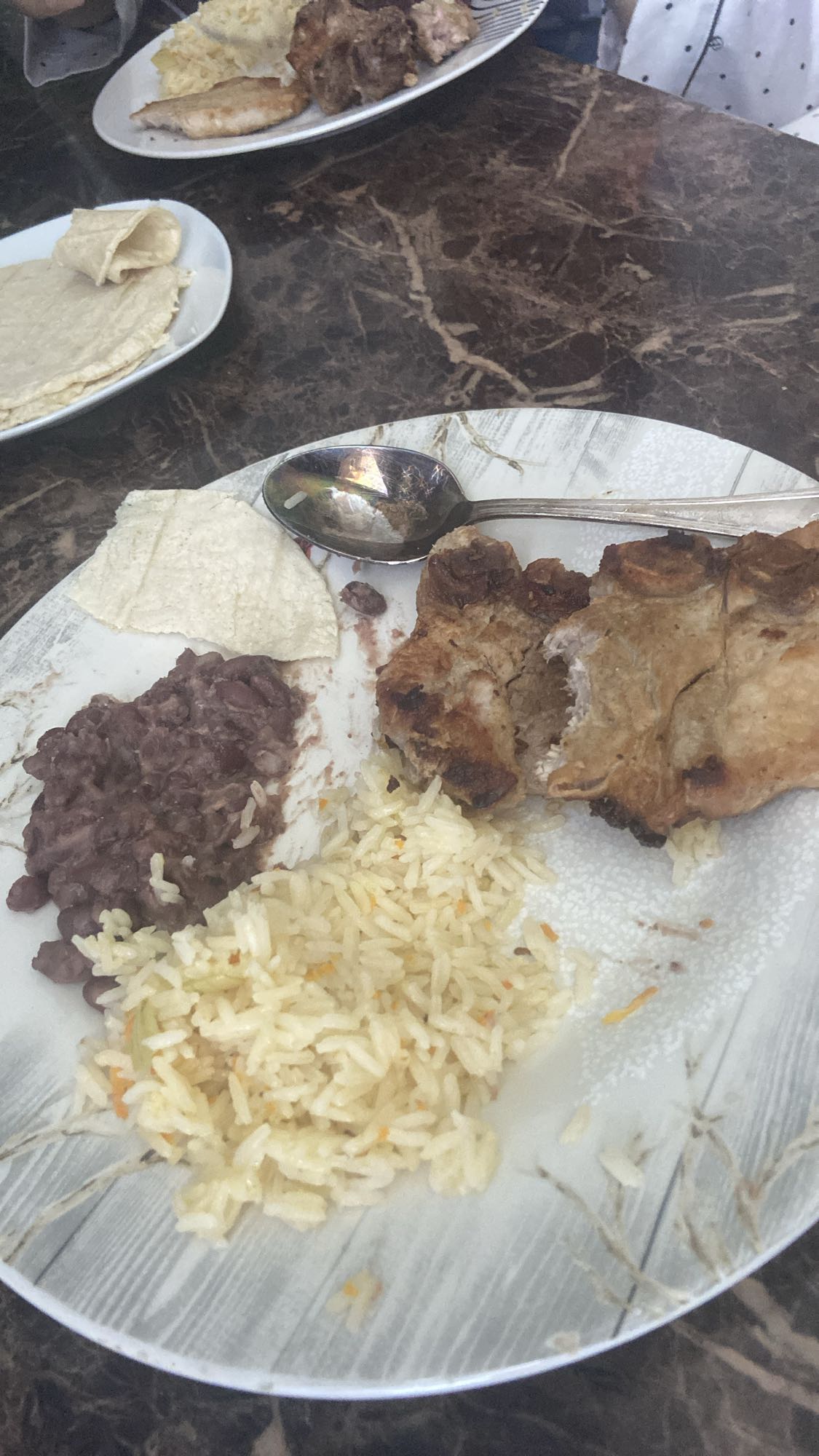 Carne con arroz y frijoles