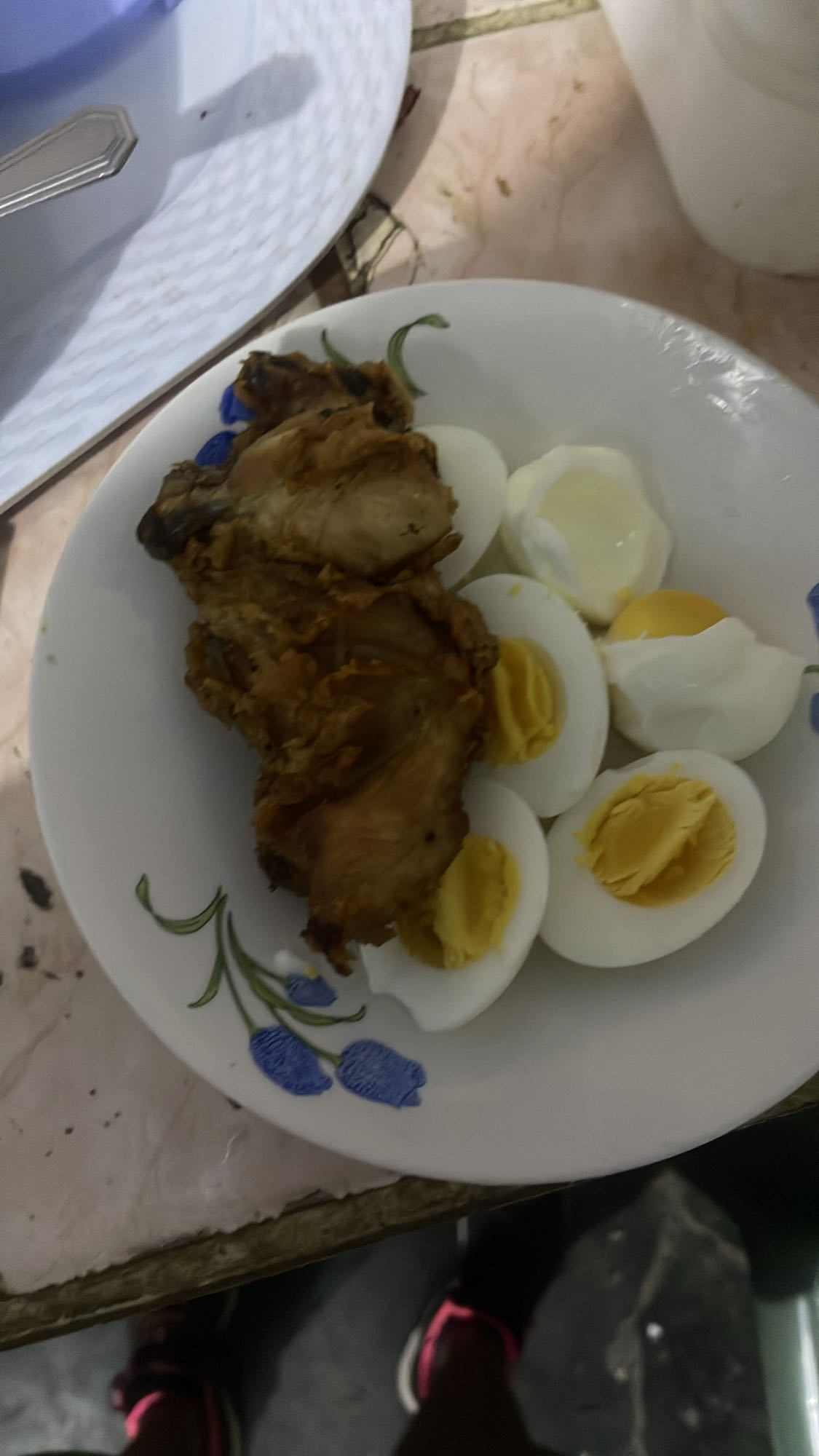 Pollo y huevos cocidos