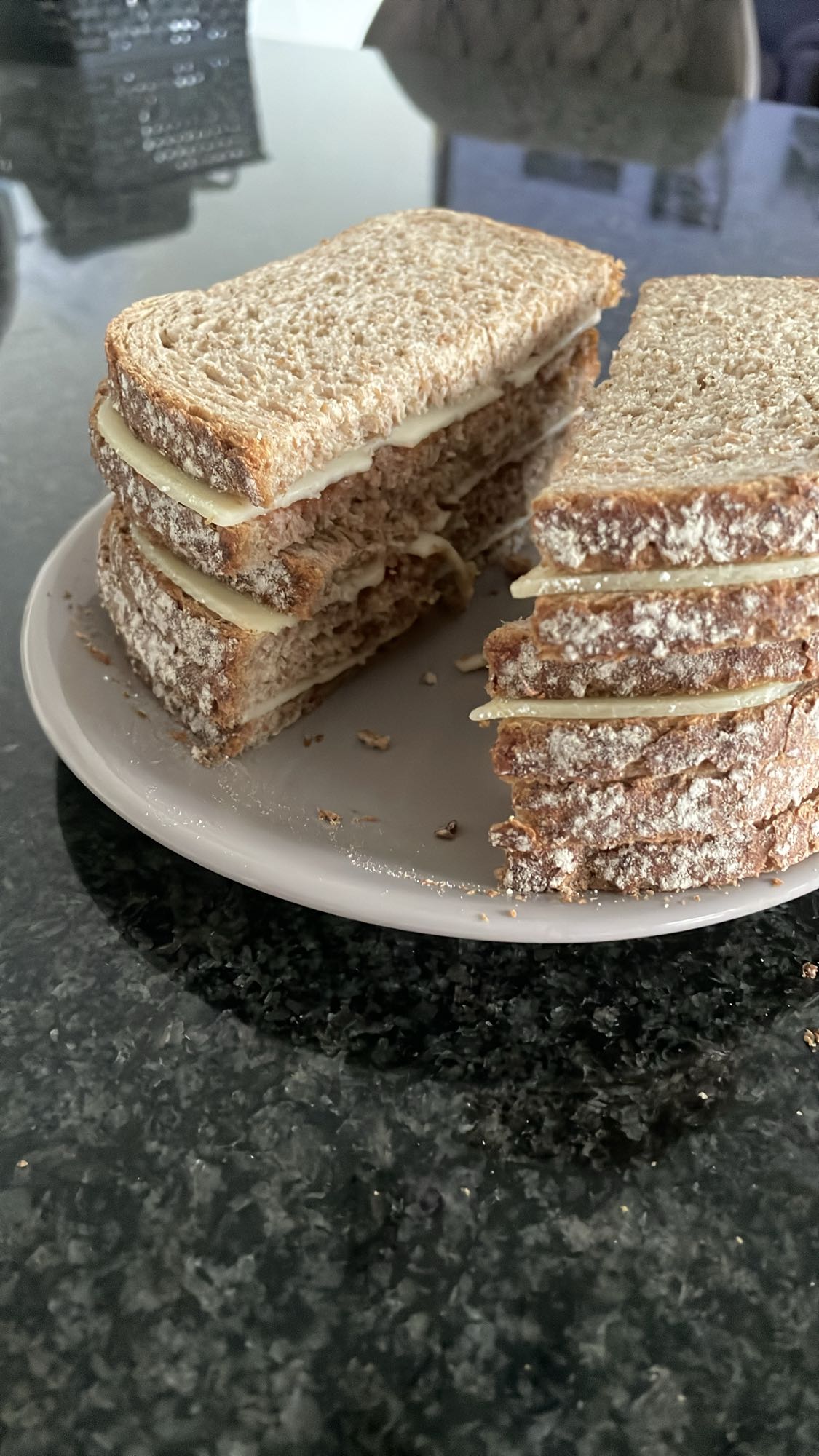 6 volkorenboterhammen met confituur en leerdammer kaas