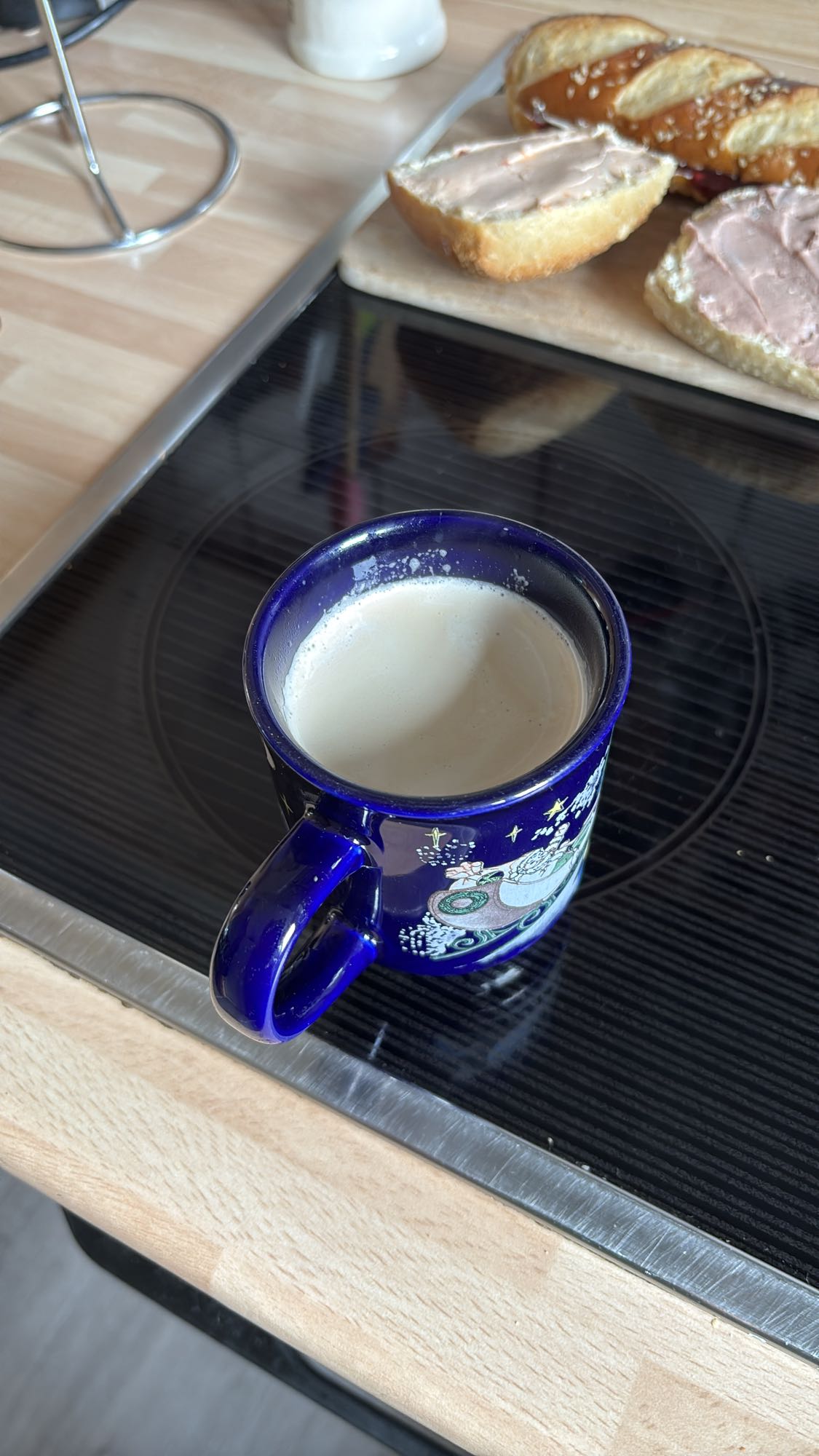 Kaffee und Laugenbrötchen