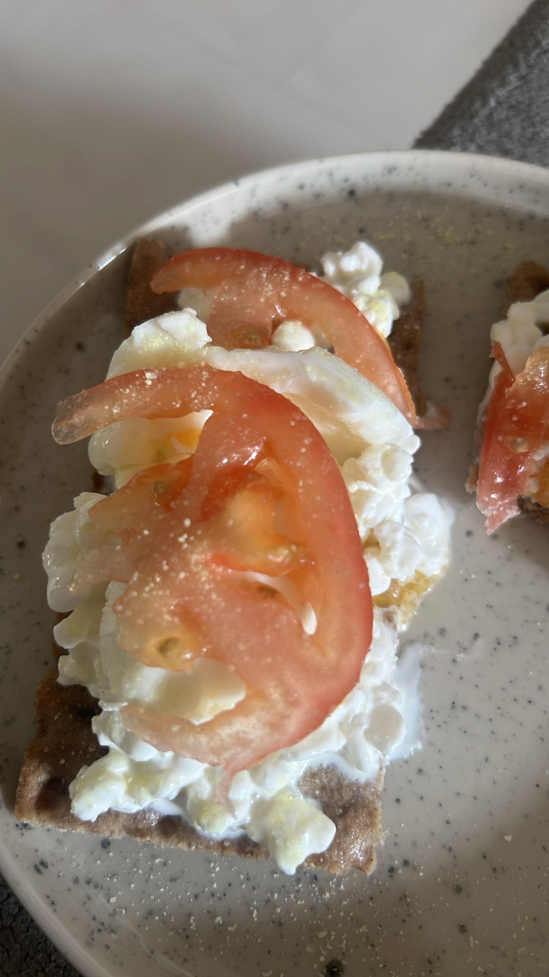 Knäckebröd med keso & tomat