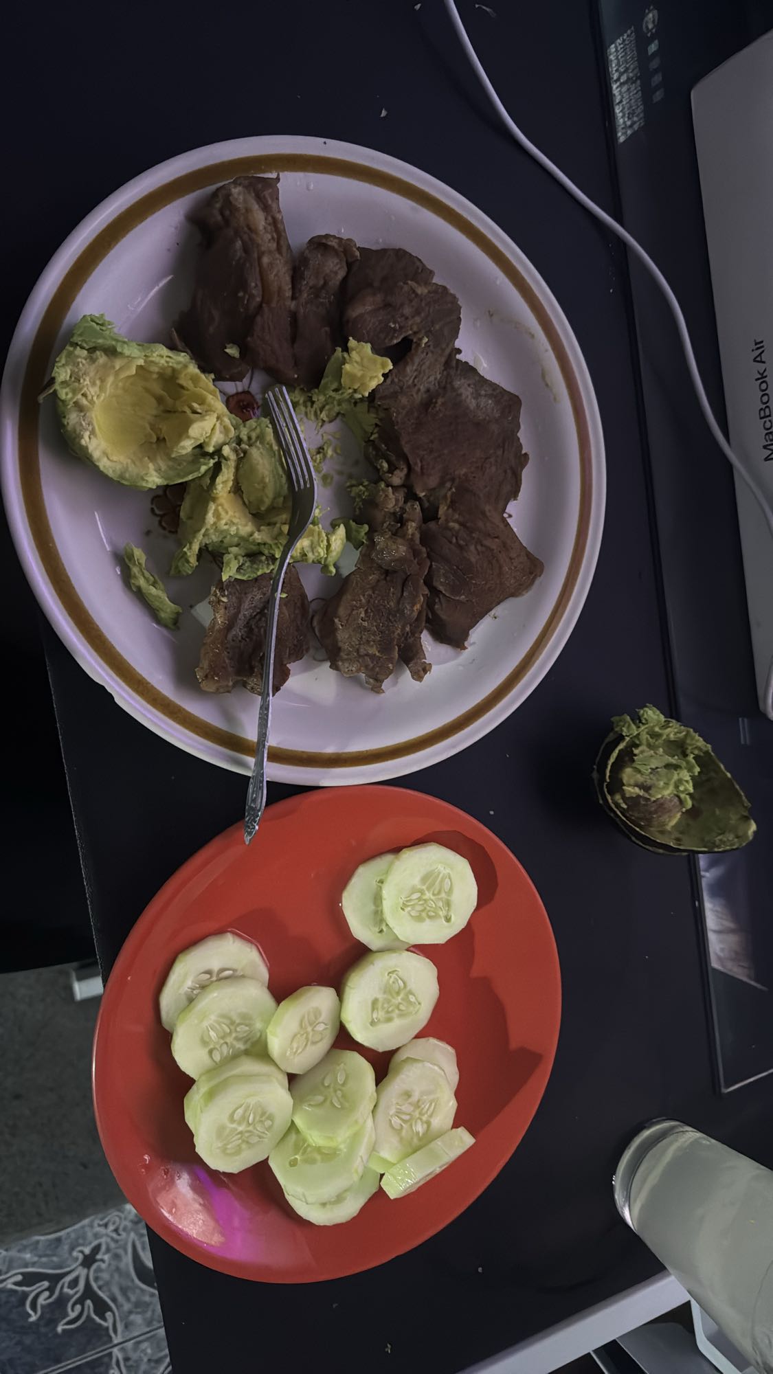 Carne con aguacate y pepino