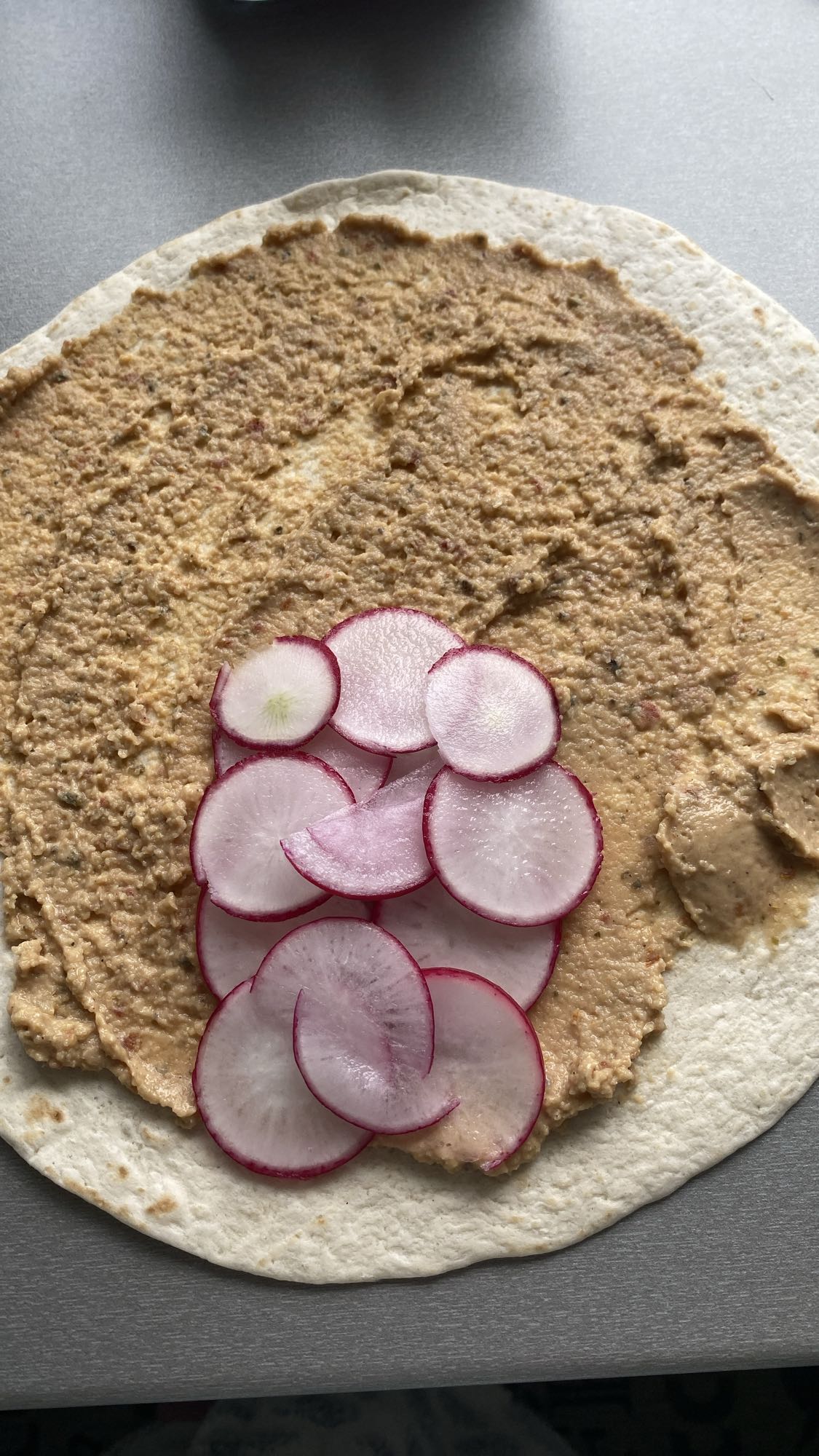 Wrap z hummusem i rzodkiewką