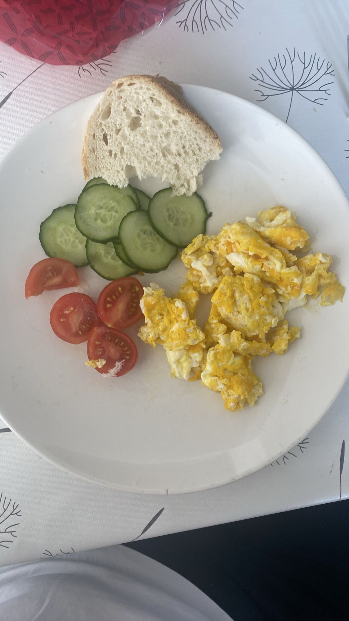 Mic dejun cu ouă și legume