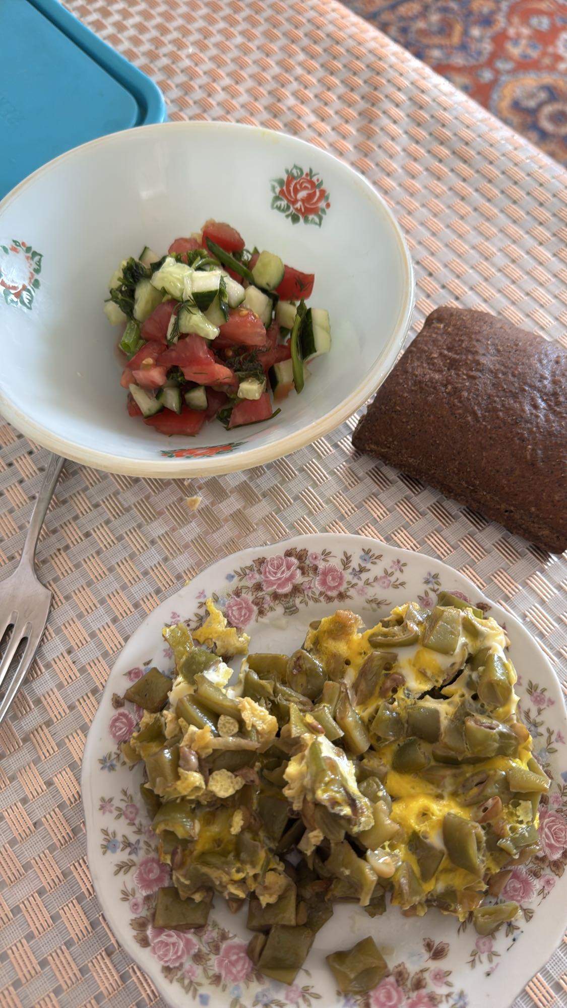 Sebzeli Yumurta ve Salata