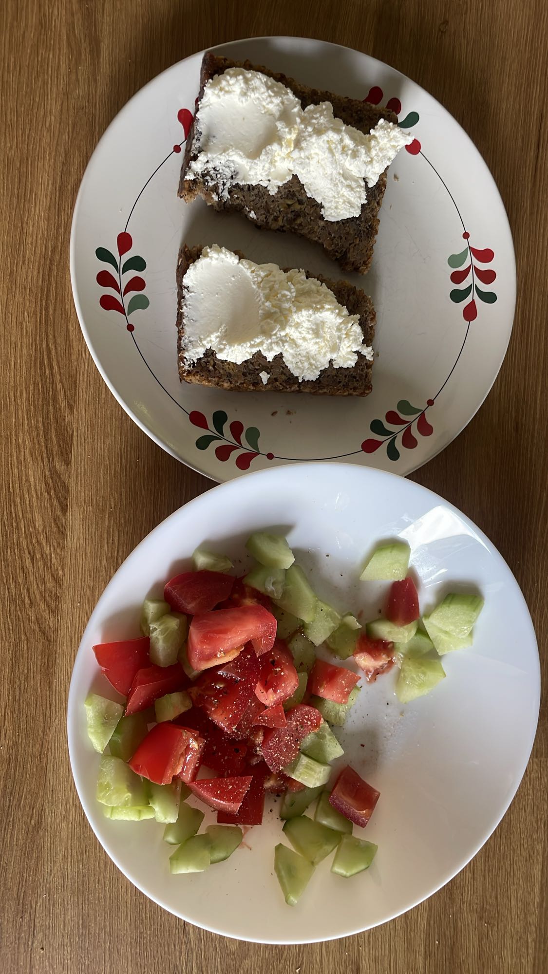 Chleb z twarogiem i sałatka