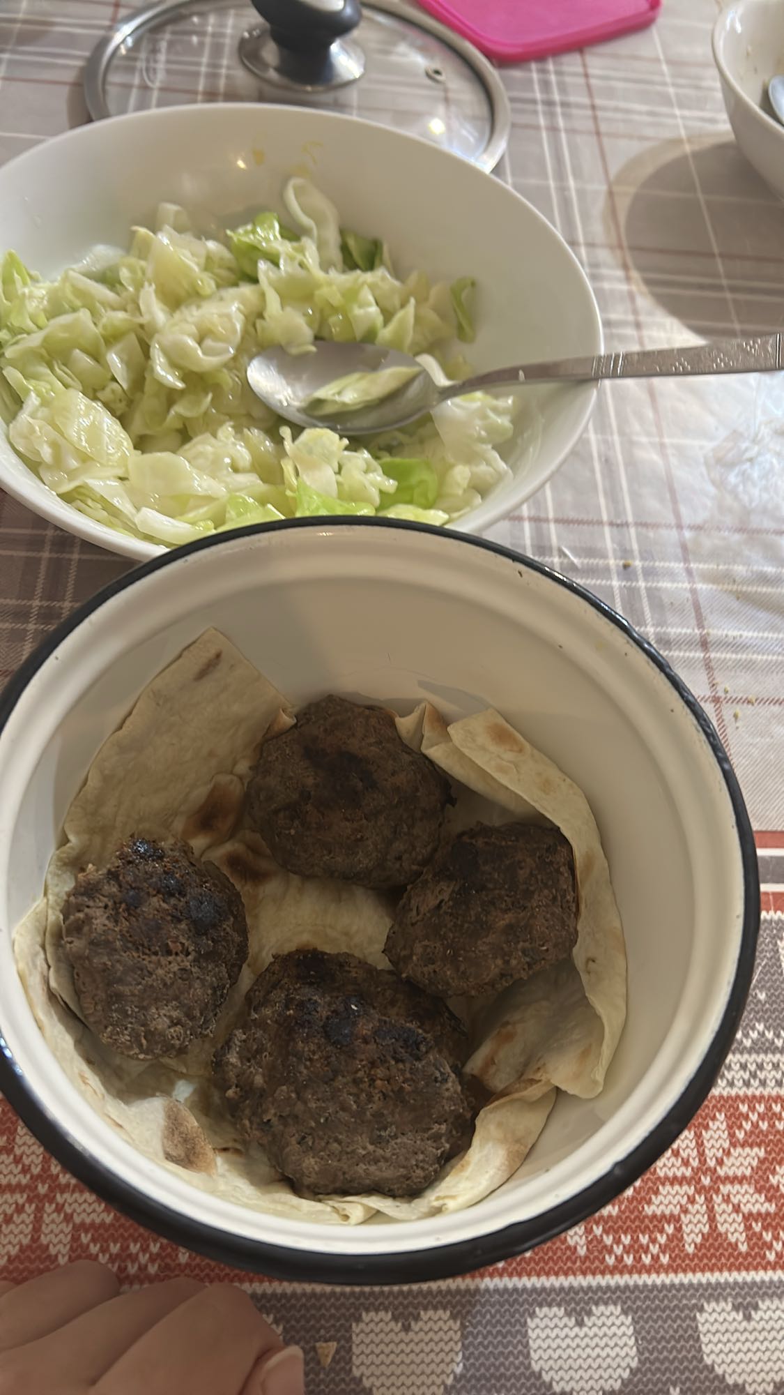 котлеты с лавашом и салатом