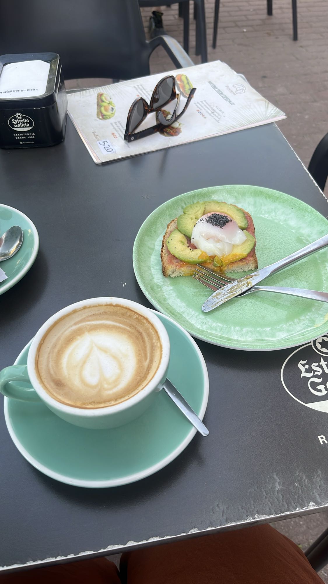 Tostada con aguacate y café