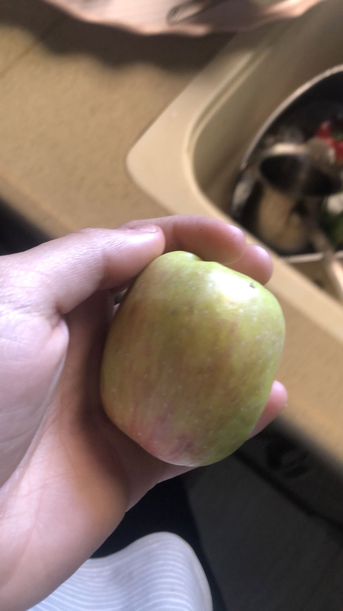 تفاحة متوسطة