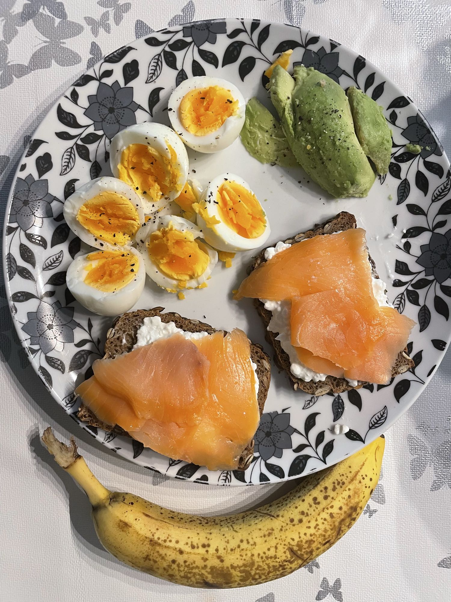 Ontbijt met zalm en ei
