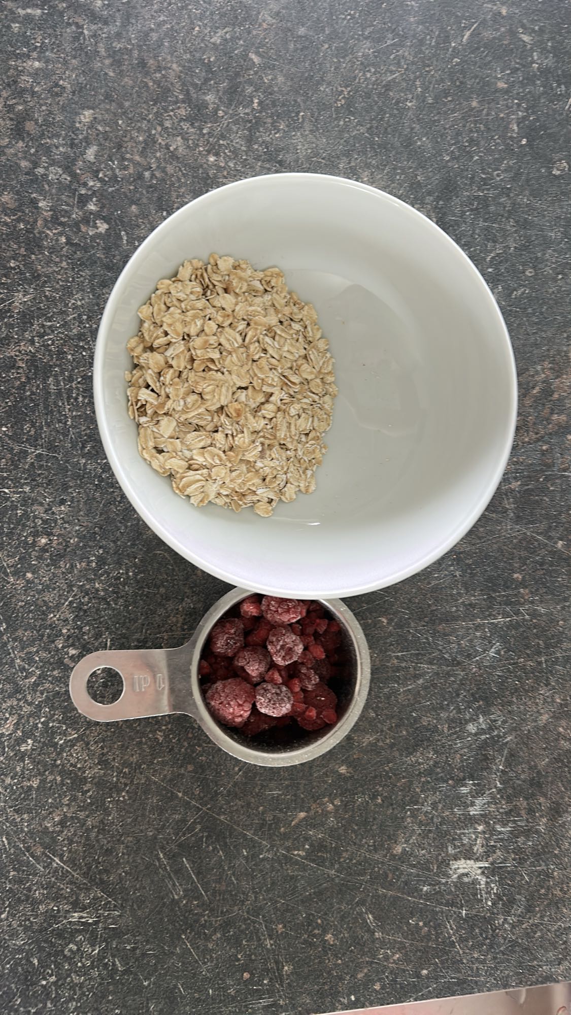 Havregryn med bär och kokt ägg